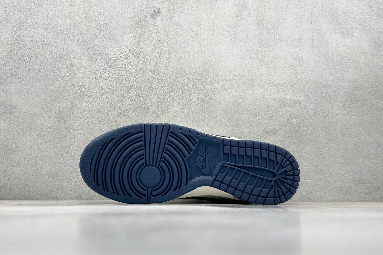  终端放店
XC版 NK Dunk Low Retro DIY高端定制
古驰烟灰蓝钩 低帮休闲运动板鞋
