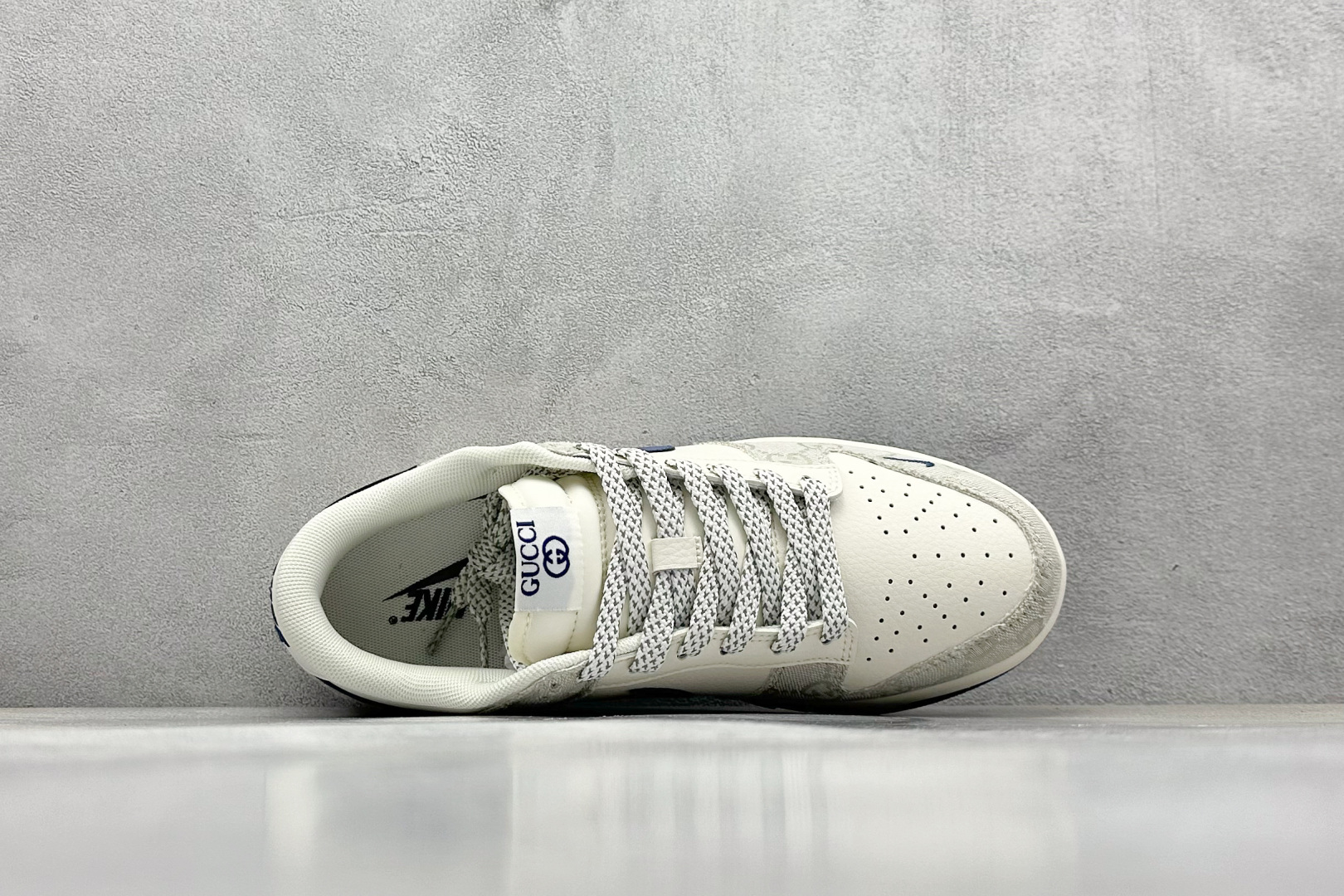  终端放店
XC版 NK Dunk Low Retro DIY高端定制
古驰烟灰蓝钩 低帮休闲运动板鞋
