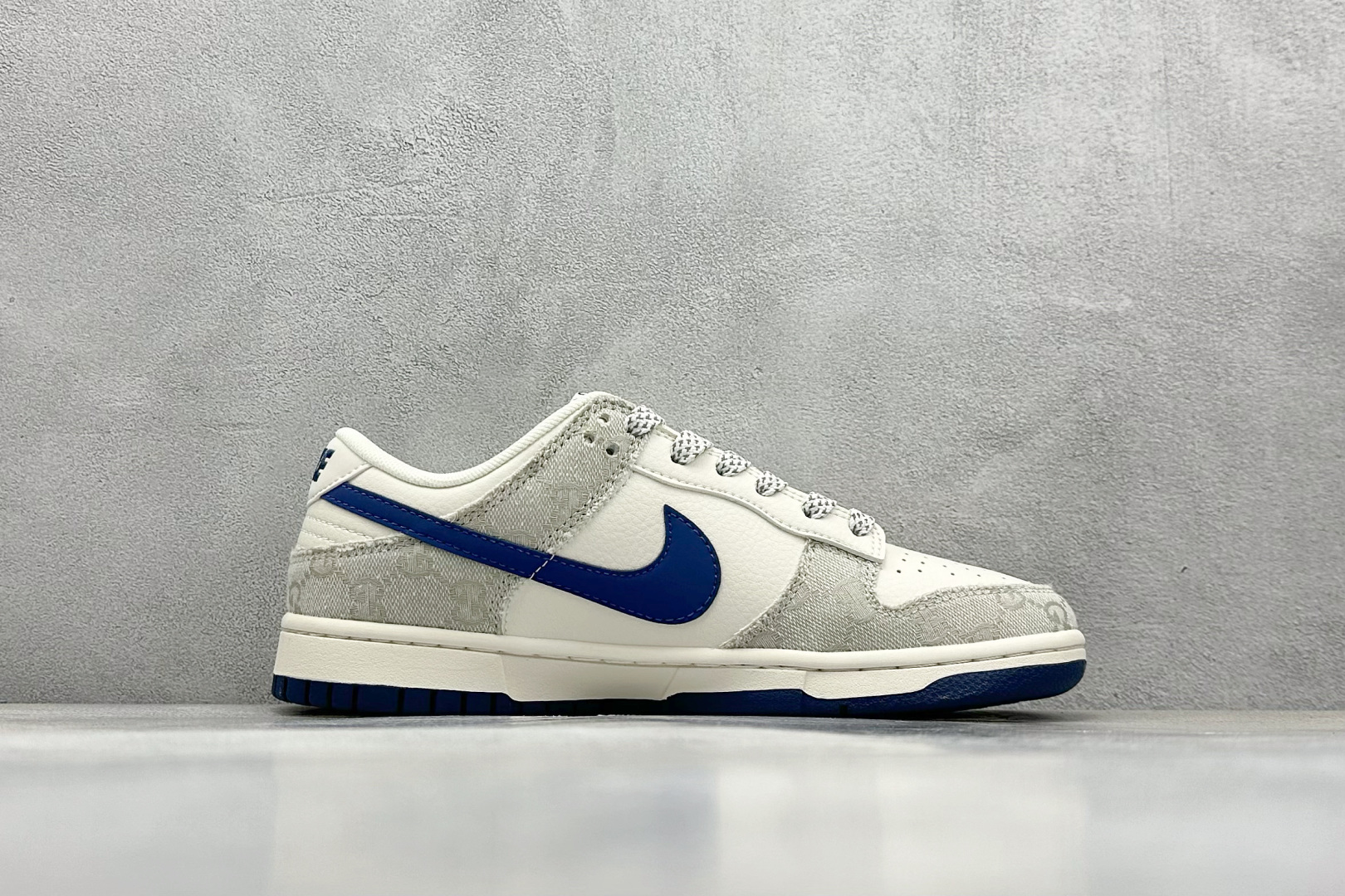  终端放店
XC版 NK Dunk Low Retro DIY高端定制
古驰烟灰蓝钩 低帮休闲运动板鞋
