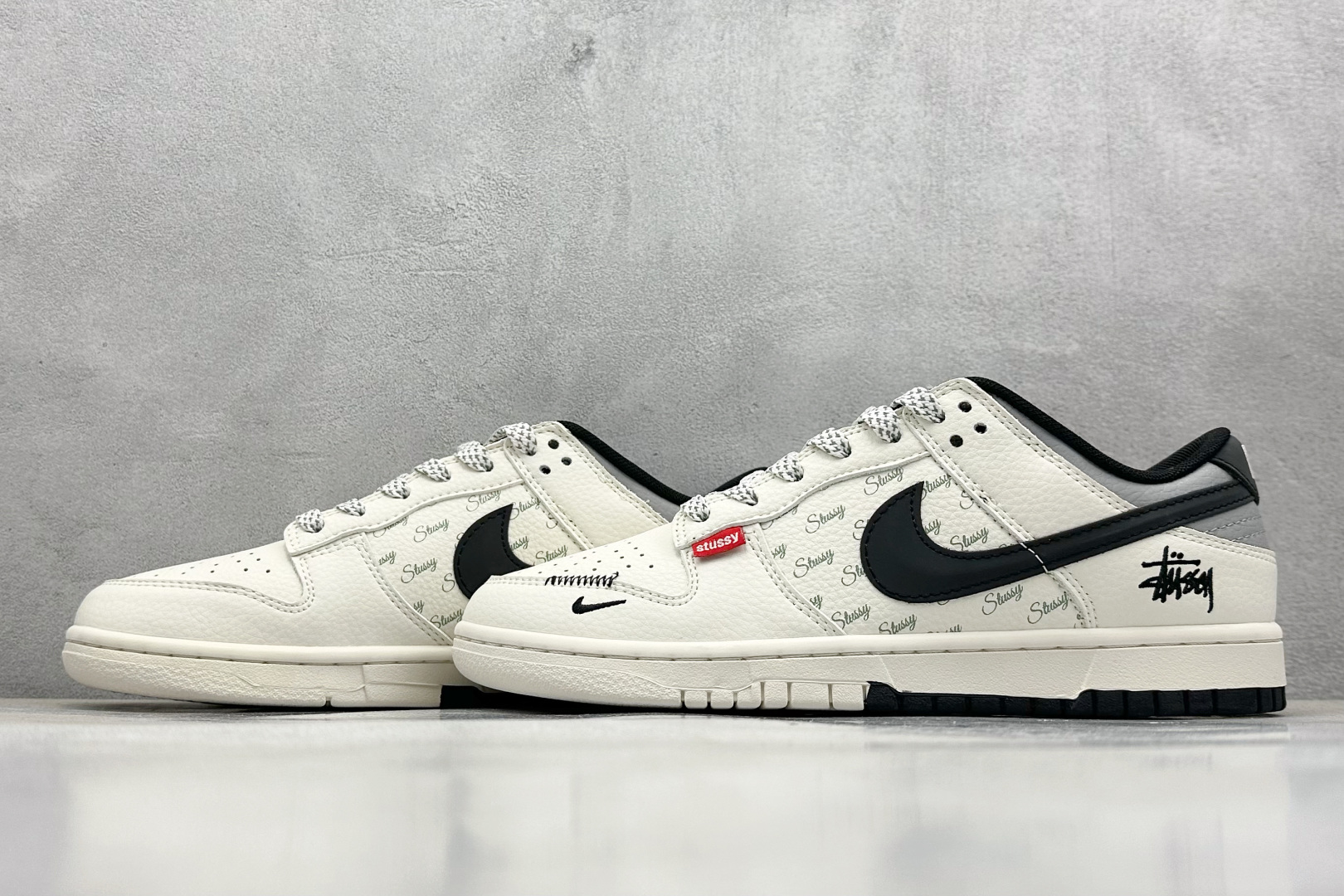  终端放店
XC版 Nike SB Dunk Low x Stussy 白黑小钩
纯原大厂出品 极力推荐