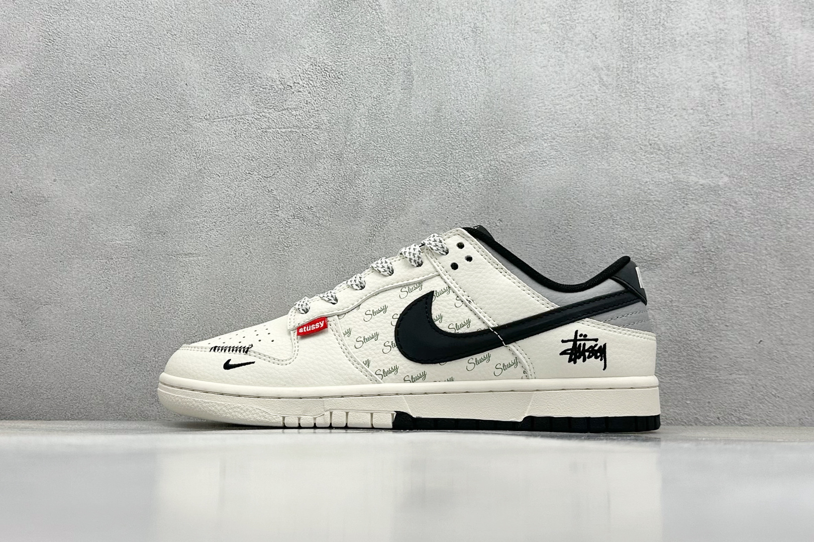 终端放店
XC版 Nike SB Dunk Low x Stussy 白黑小钩
纯原大厂出品 极力推荐