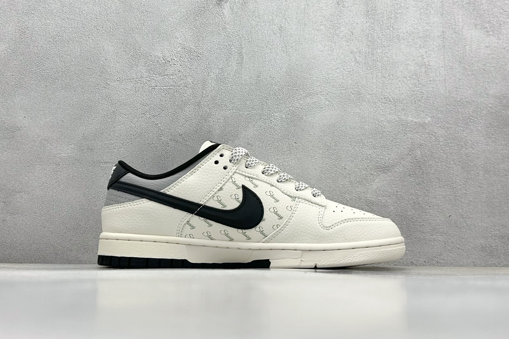  终端放店
XC版 Nike SB Dunk Low x Stussy 白黑小钩
纯原大厂出品 极力推荐