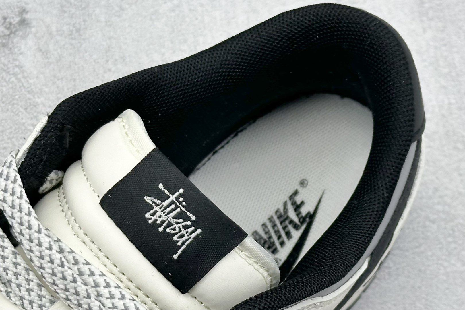  终端放店
XC版 Nike SB Dunk Low x Stussy 白黑小钩
纯原大厂出品 极力推荐