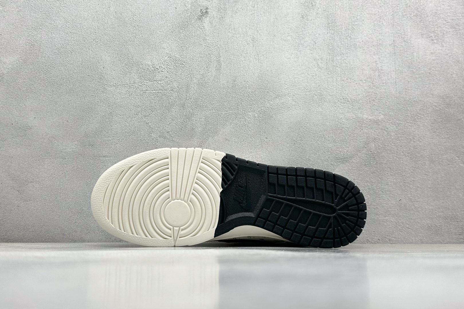  终端放店
XC版 Nike SB Dunk Low x Stussy 白黑小钩
纯原大厂出品 极力推荐