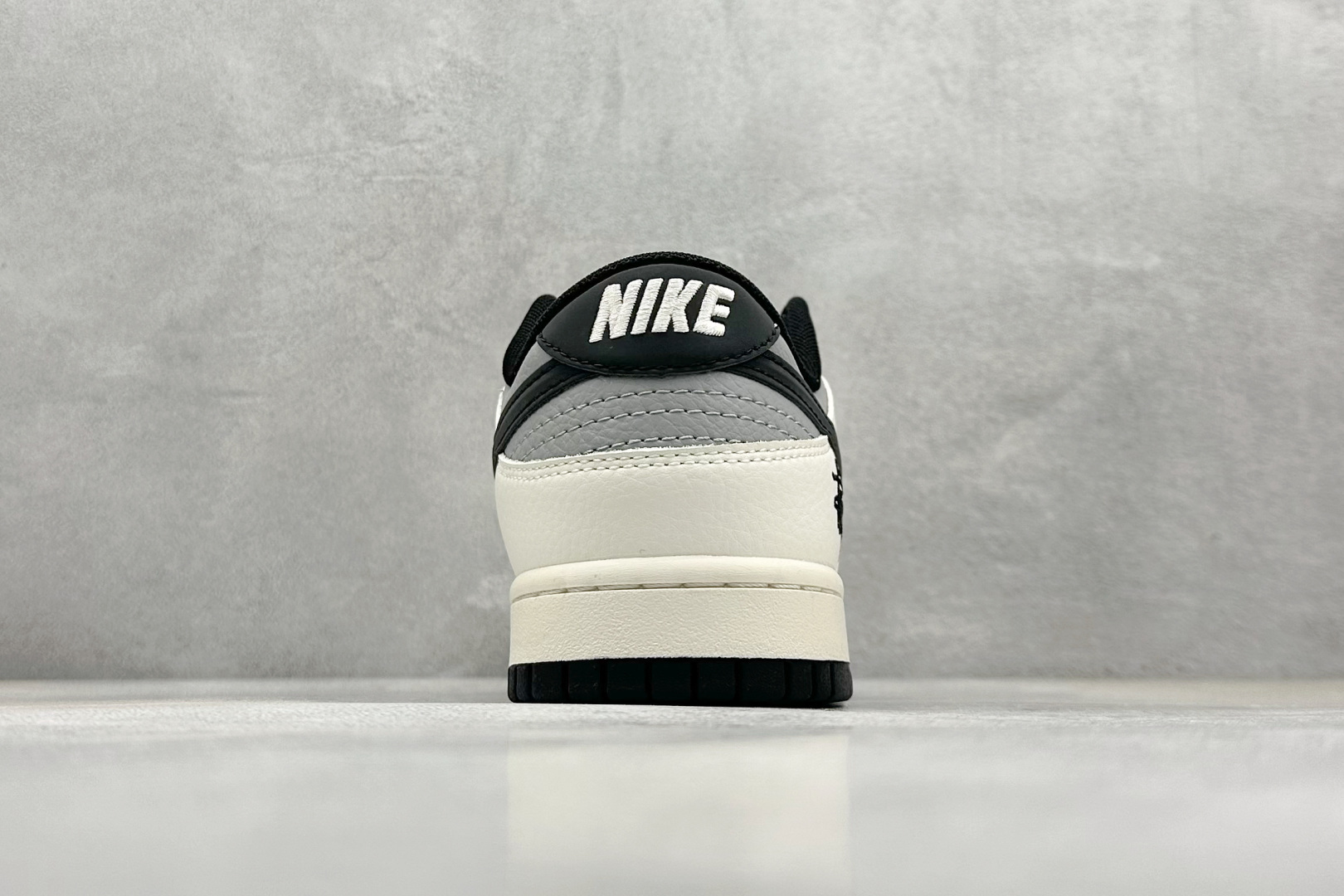  终端放店
XC版 Nike SB Dunk Low x Stussy 白黑小钩
纯原大厂出品 极力推荐