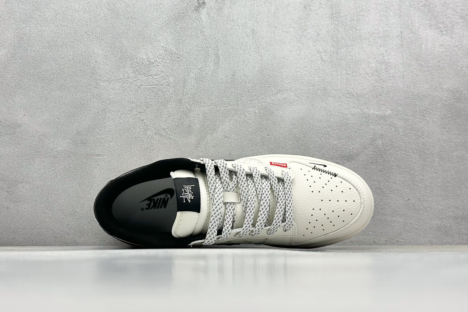  终端放店
XC版 Nike SB Dunk Low x Stussy 白黑小钩
纯原大厂出品 极力推荐