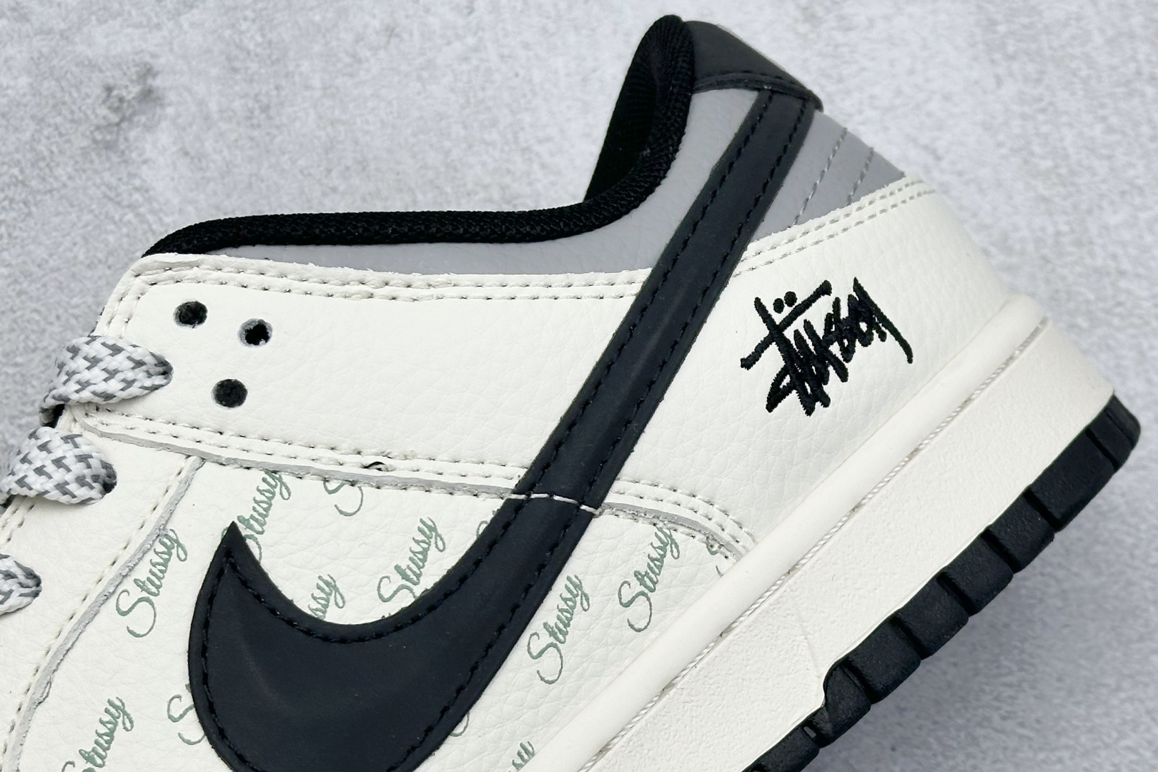  终端放店
XC版 Nike SB Dunk Low x Stussy 白黑小钩
纯原大厂出品 极力推荐