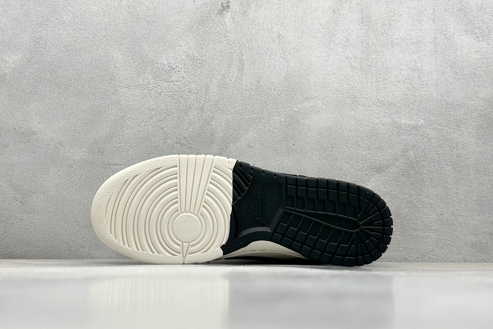  终端放店
XC版 Nike SB Dunk Low 蛇年系列 黑鳞黑勾 周年高端定制 低帮休闲板鞋
#