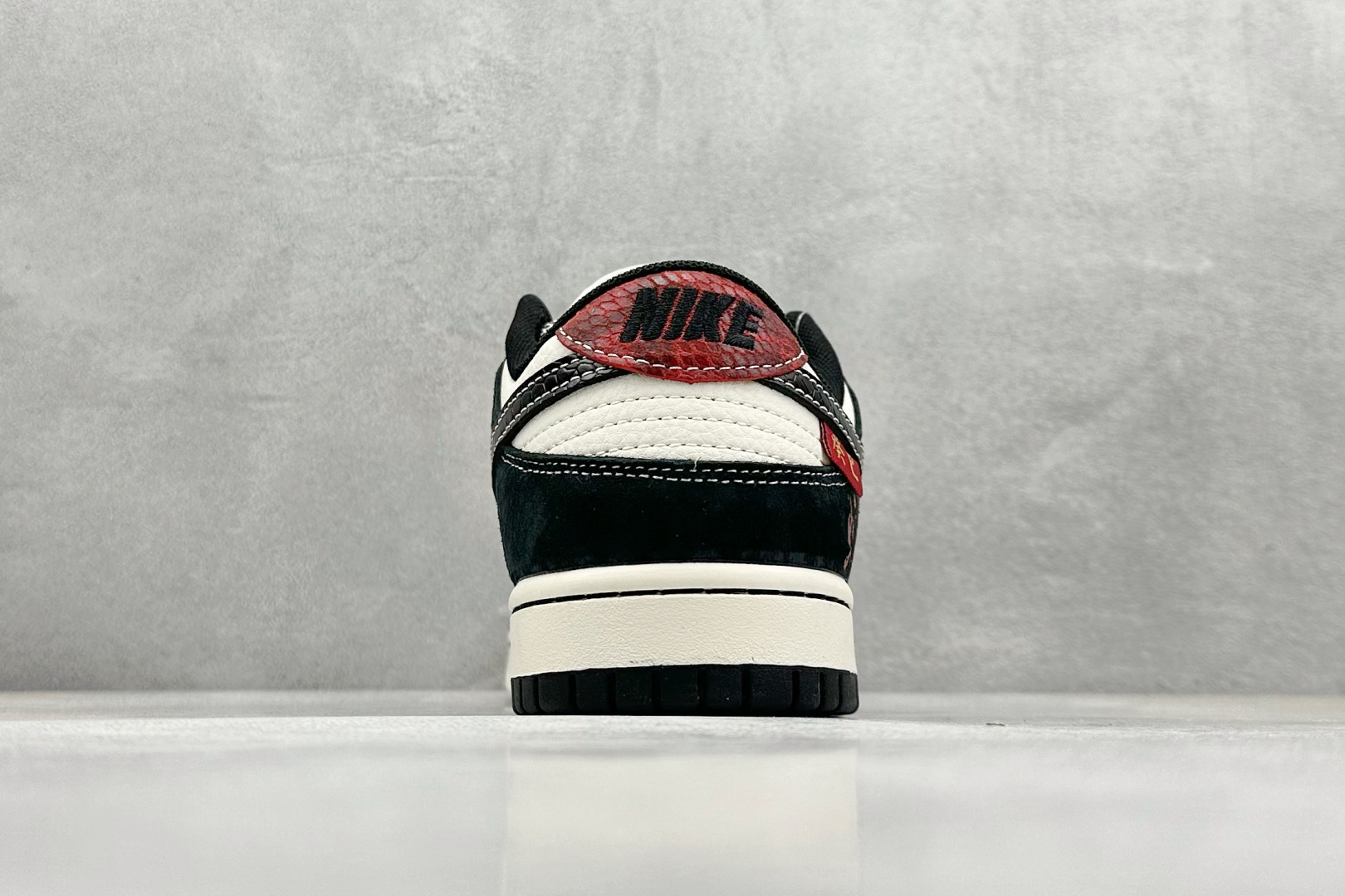  终端放店
XC版 Nike SB Dunk Low 蛇年系列 黑鳞黑勾 周年高端定制 低帮休闲板鞋
#