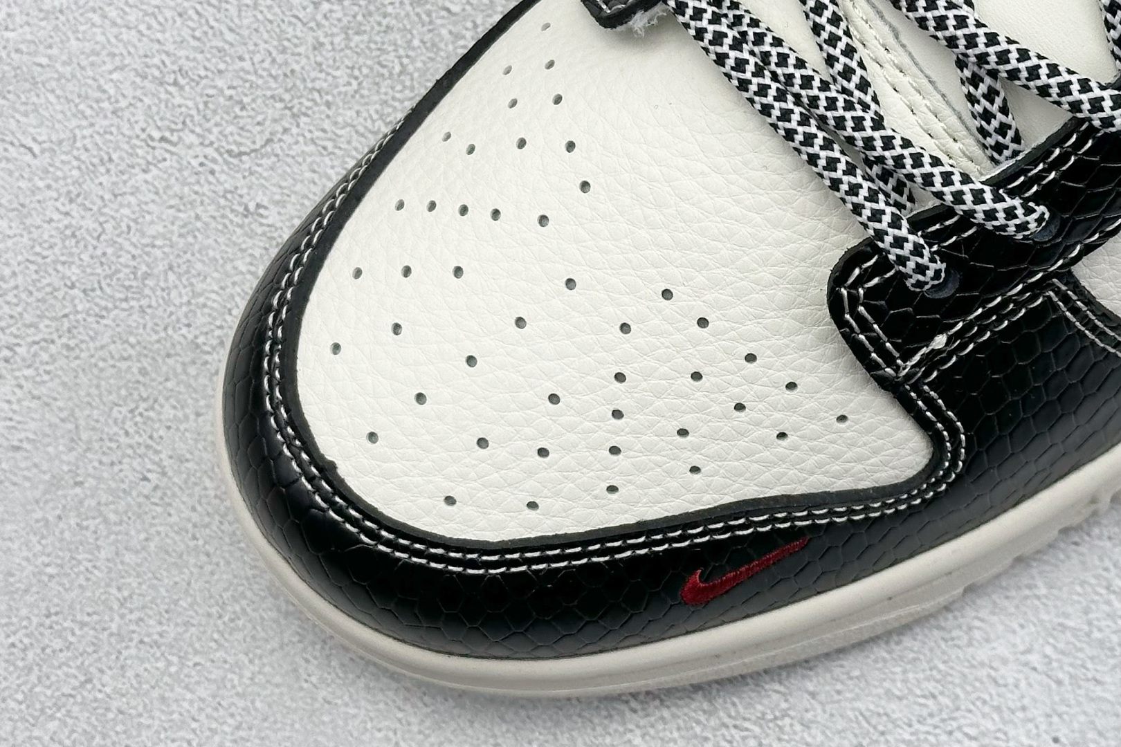  终端放店
XC版 Nike SB Dunk Low 蛇年系列 黑鳞黑勾 周年高端定制 低帮休闲板鞋
#