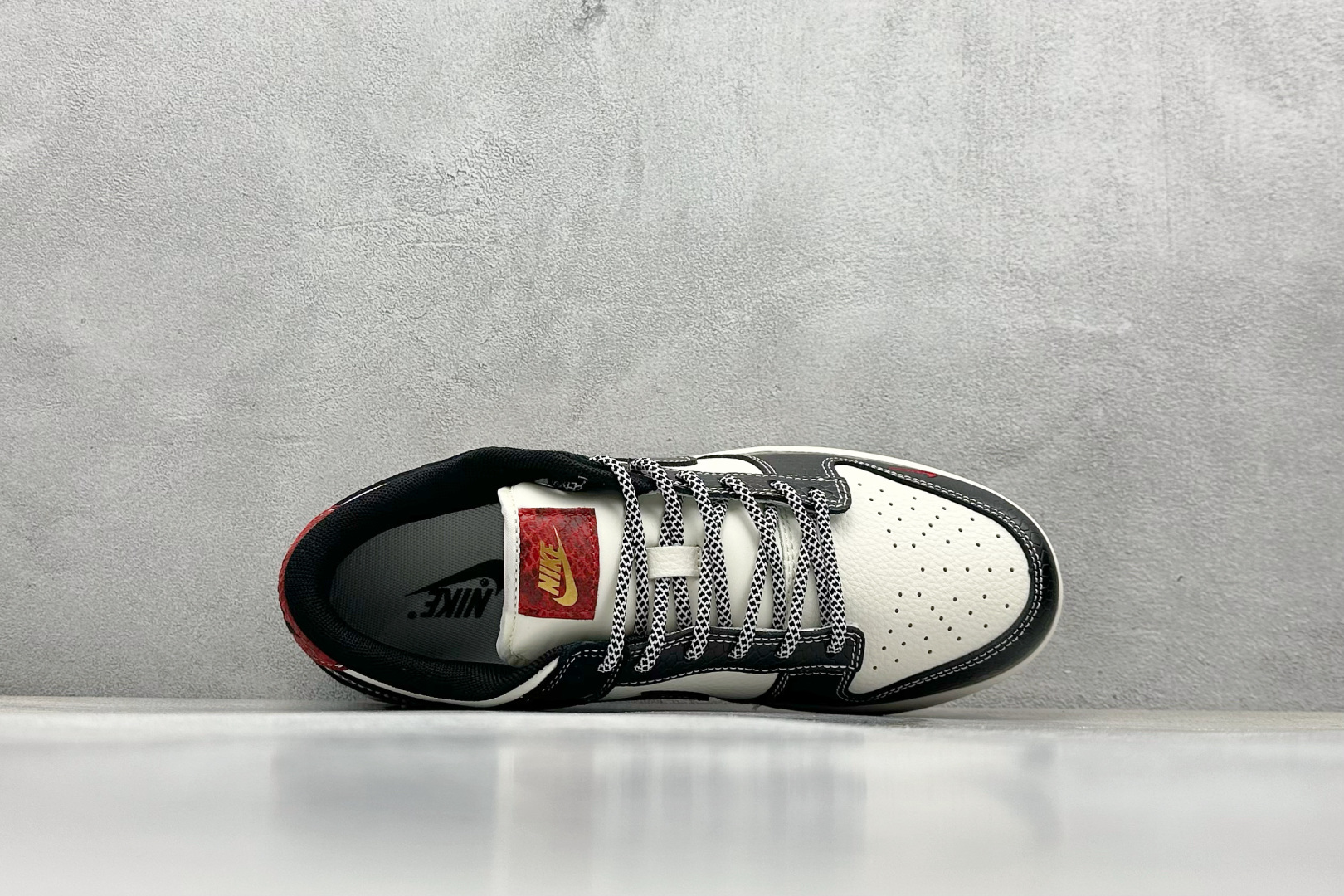  终端放店
XC版 Nike SB Dunk Low 蛇年系列 黑鳞黑勾 周年高端定制 低帮休闲板鞋
#