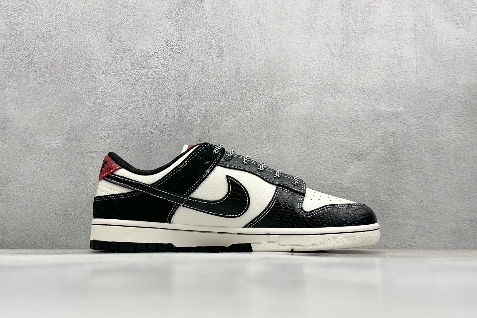 终端放店
XC版 Nike SB Dunk Low 蛇年系列 黑鳞黑勾 周年高端定制 低帮休闲板鞋
#