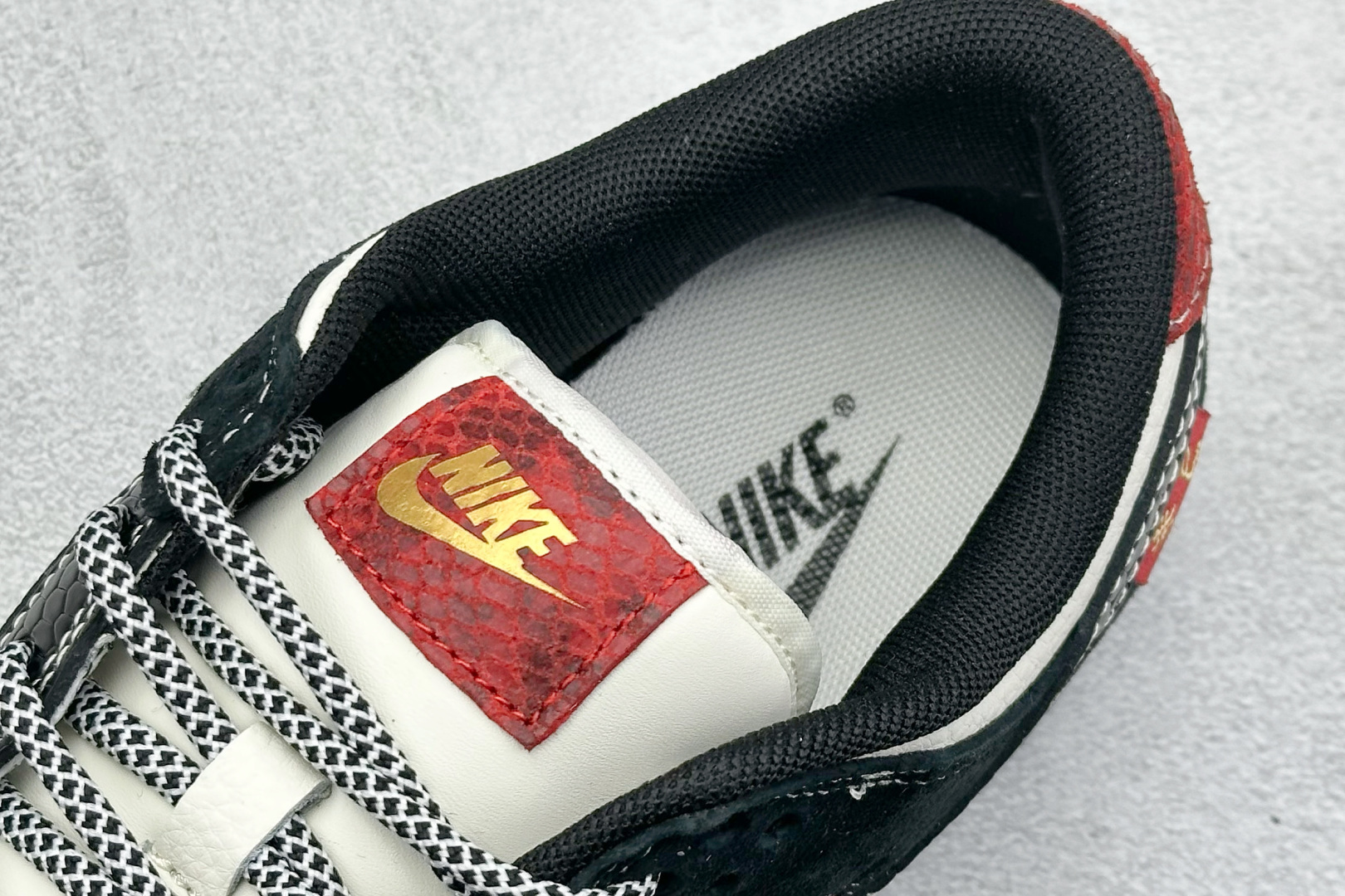  终端放店
XC版 Nike SB Dunk Low 蛇年系列 黑鳞黑勾 周年高端定制 低帮休闲板鞋
#