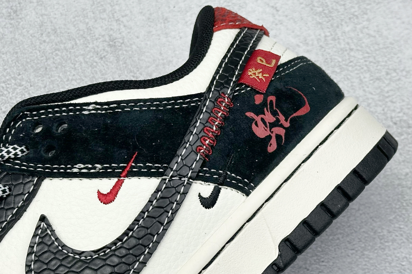  终端放店
XC版 Nike SB Dunk Low 蛇年系列 黑鳞黑勾 周年高端定制 低帮休闲板鞋
#