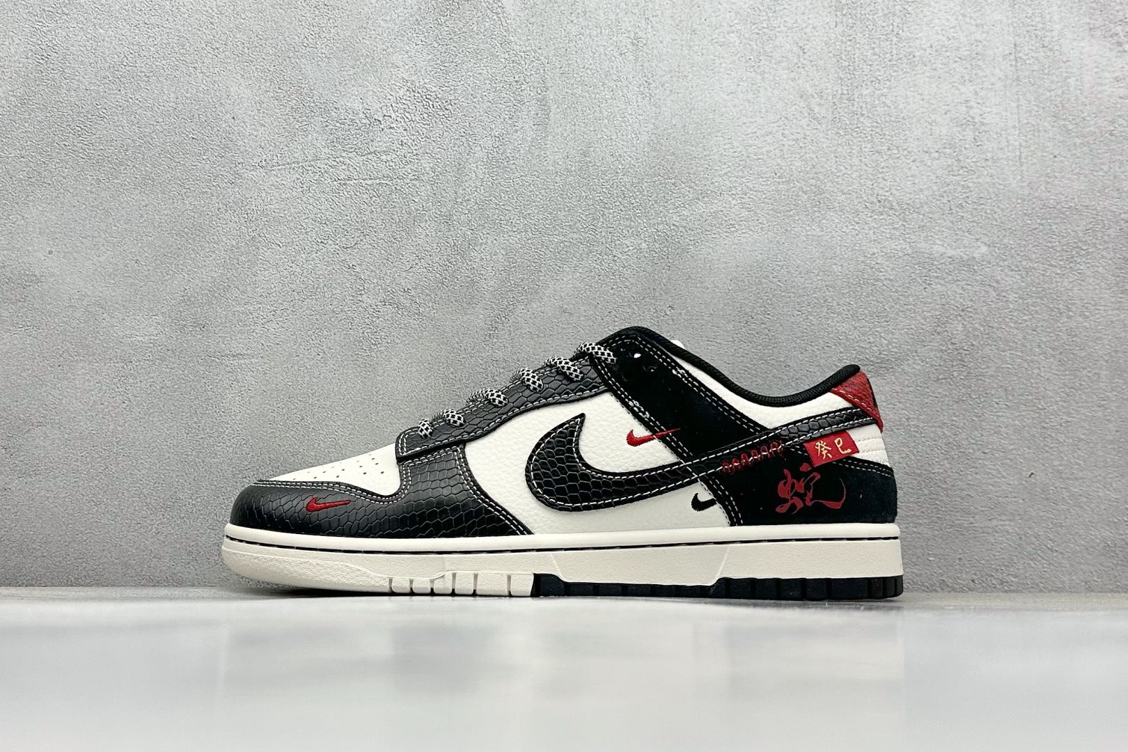  终端放店
XC版 Nike SB Dunk Low 蛇年系列 黑鳞黑勾 周年高端定制 低帮休闲板鞋
#