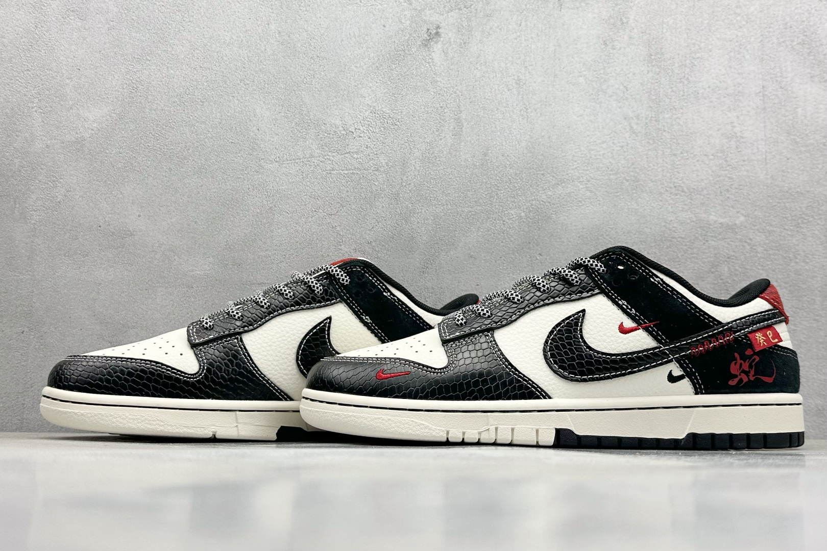  终端放店
XC版 Nike SB Dunk Low 蛇年系列 黑鳞黑勾 周年高端定制 低帮休闲板鞋
#