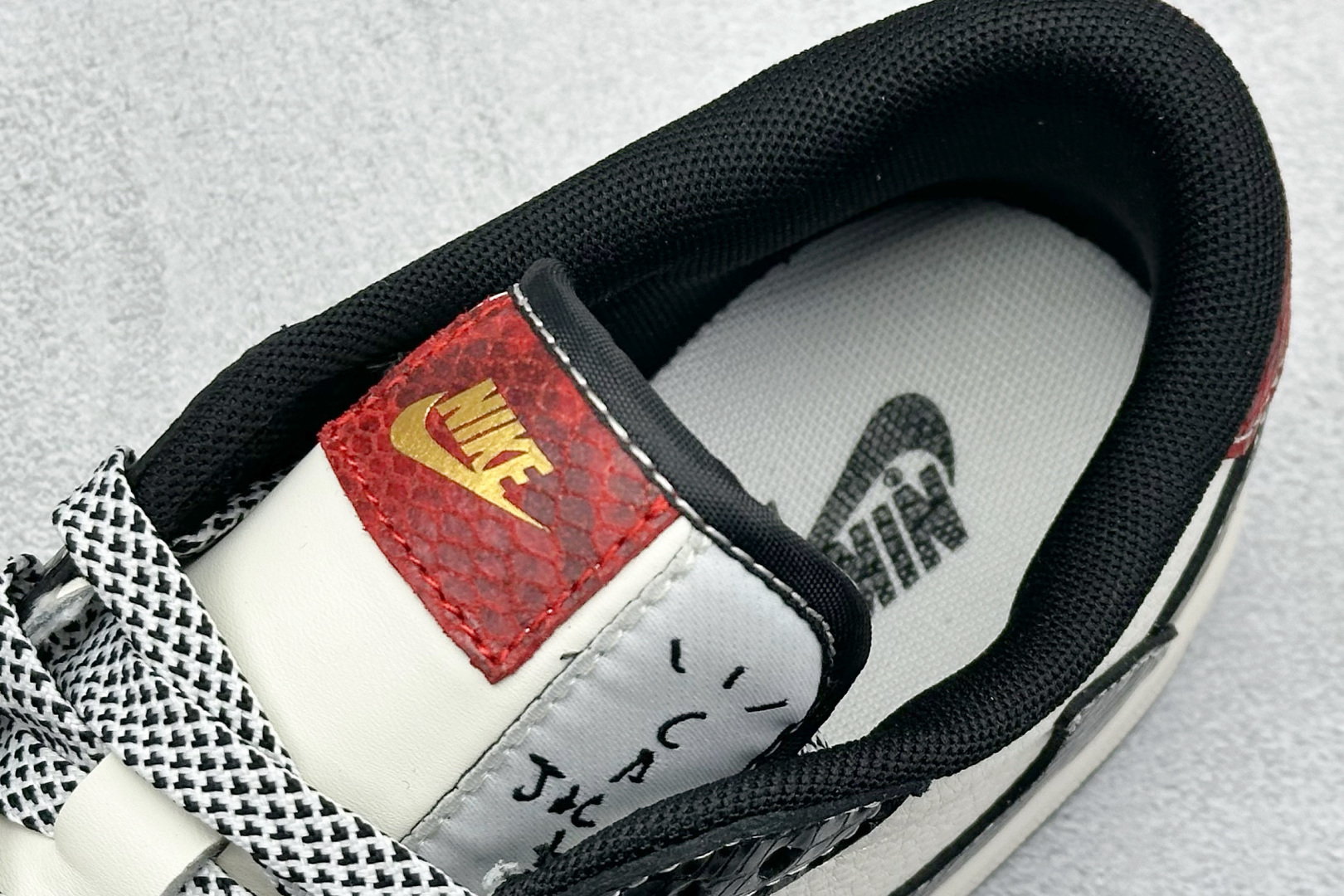 终端放店
XC版 Travis Scott x Fragment Design x Air Jorda