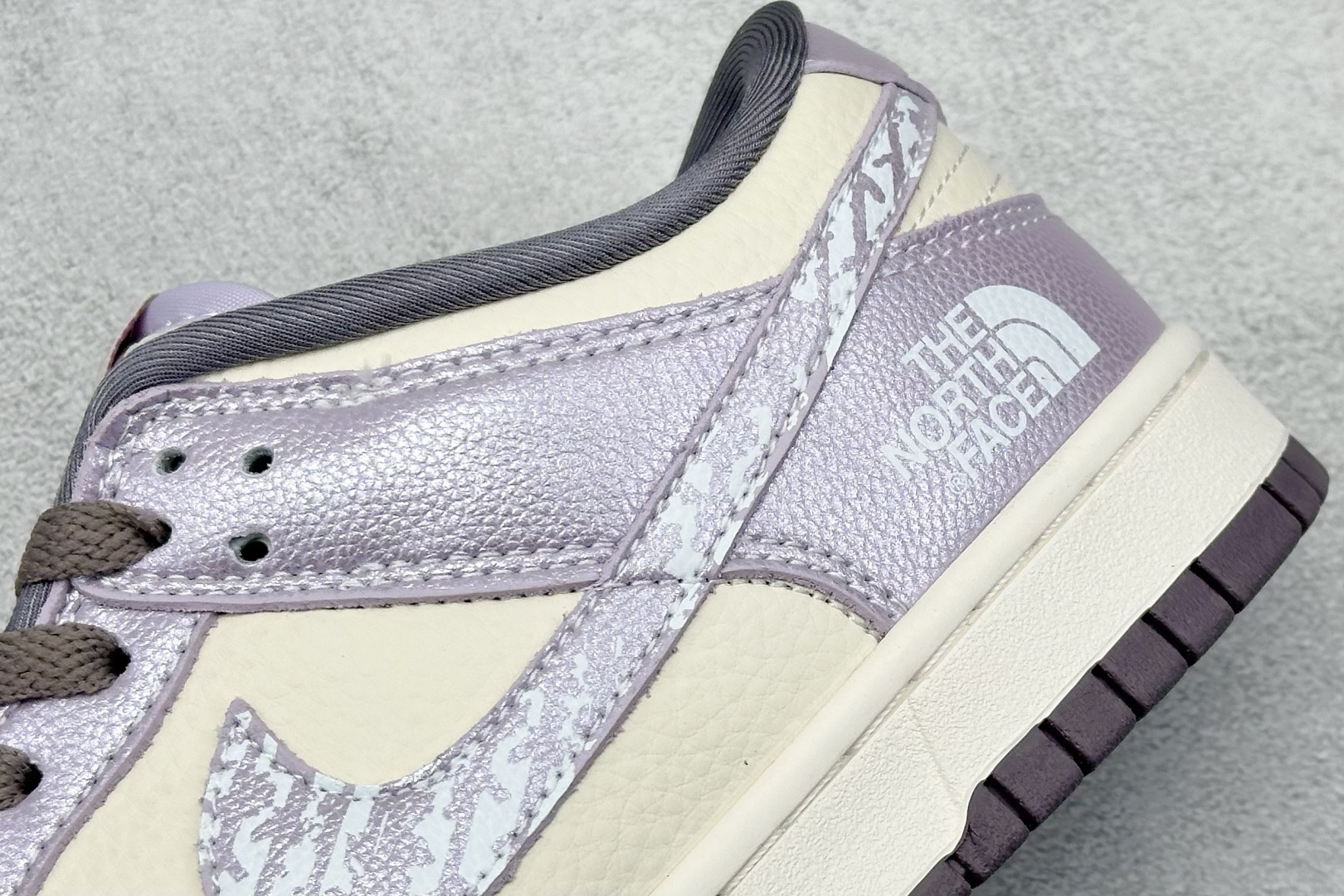  终端放店
XC版 Nike SB Dunk Low 北面系列 亮面紫勾 周年高端定制 低帮休闲板鞋
