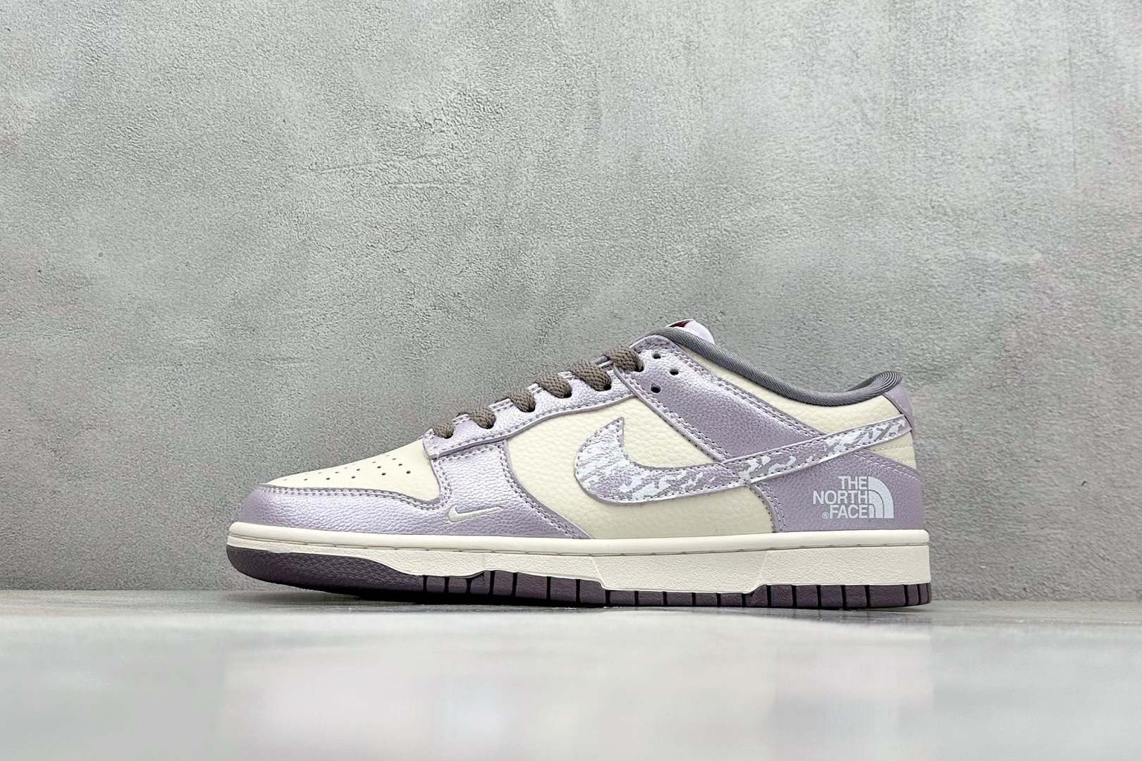  终端放店
XC版 Nike SB Dunk Low 北面系列 亮面紫勾 周年高端定制 低帮休闲板鞋
