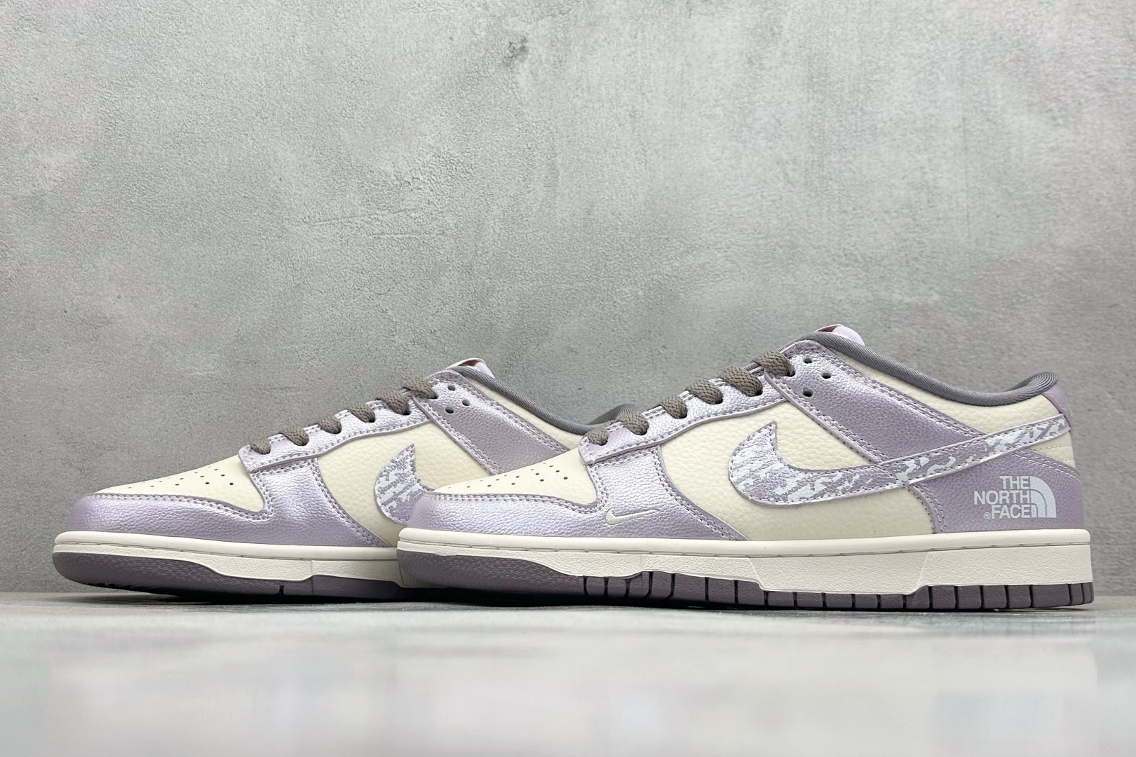  终端放店
XC版 Nike SB Dunk Low 北面系列 亮面紫勾 周年高端定制 低帮休闲板鞋
