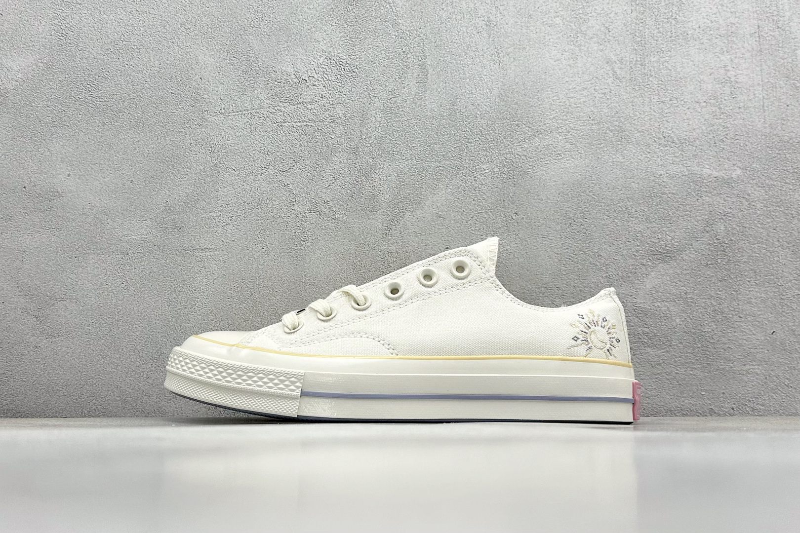  
Converse Chuck 1970s SEASONAL 日月星辰
经典的1970s鞋型，米白色鞋