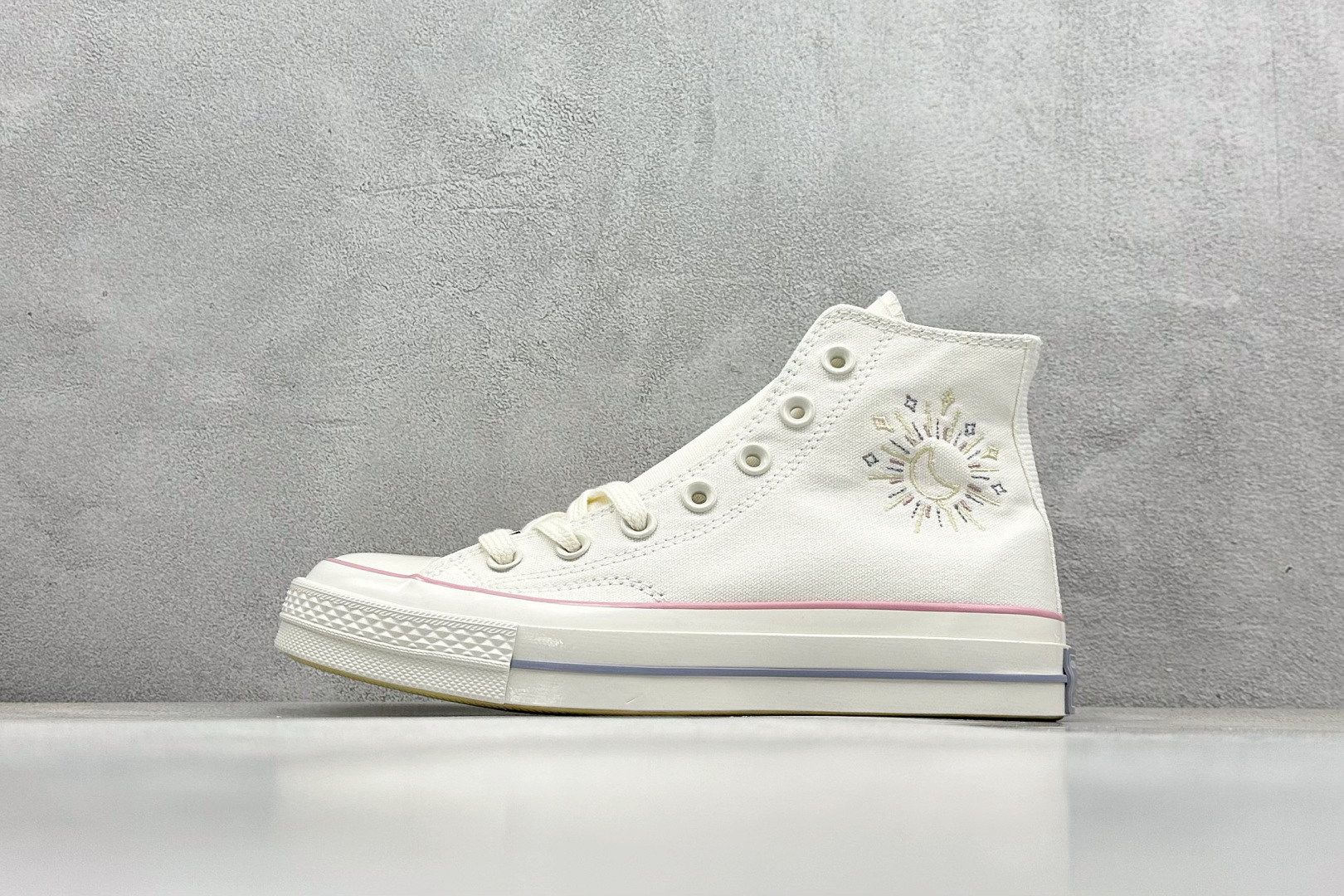  
Converse Chuck 1970s SEASONAL 日月星辰
经典的1970s鞋型，米白色鞋