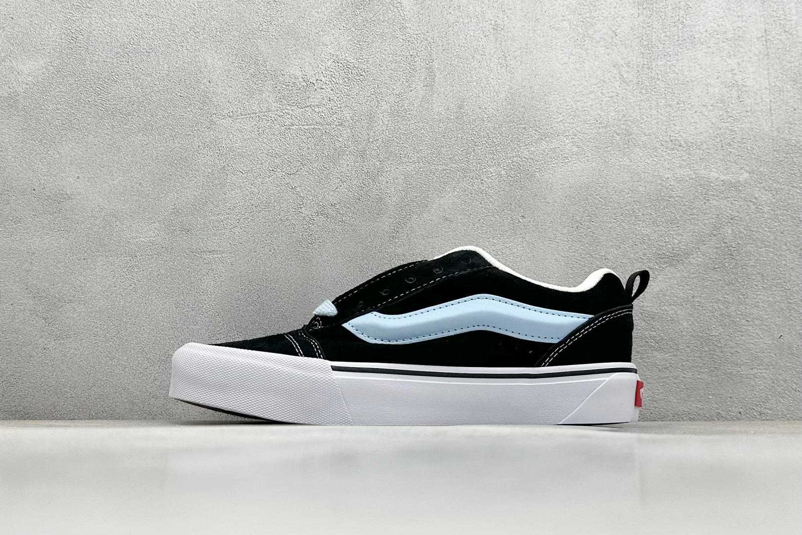  
Vans Knu Skool 黑蓝
官方新款 复古休闲胖胖面包鞋
肥胖版大LOGO原版全皮猪八面料
