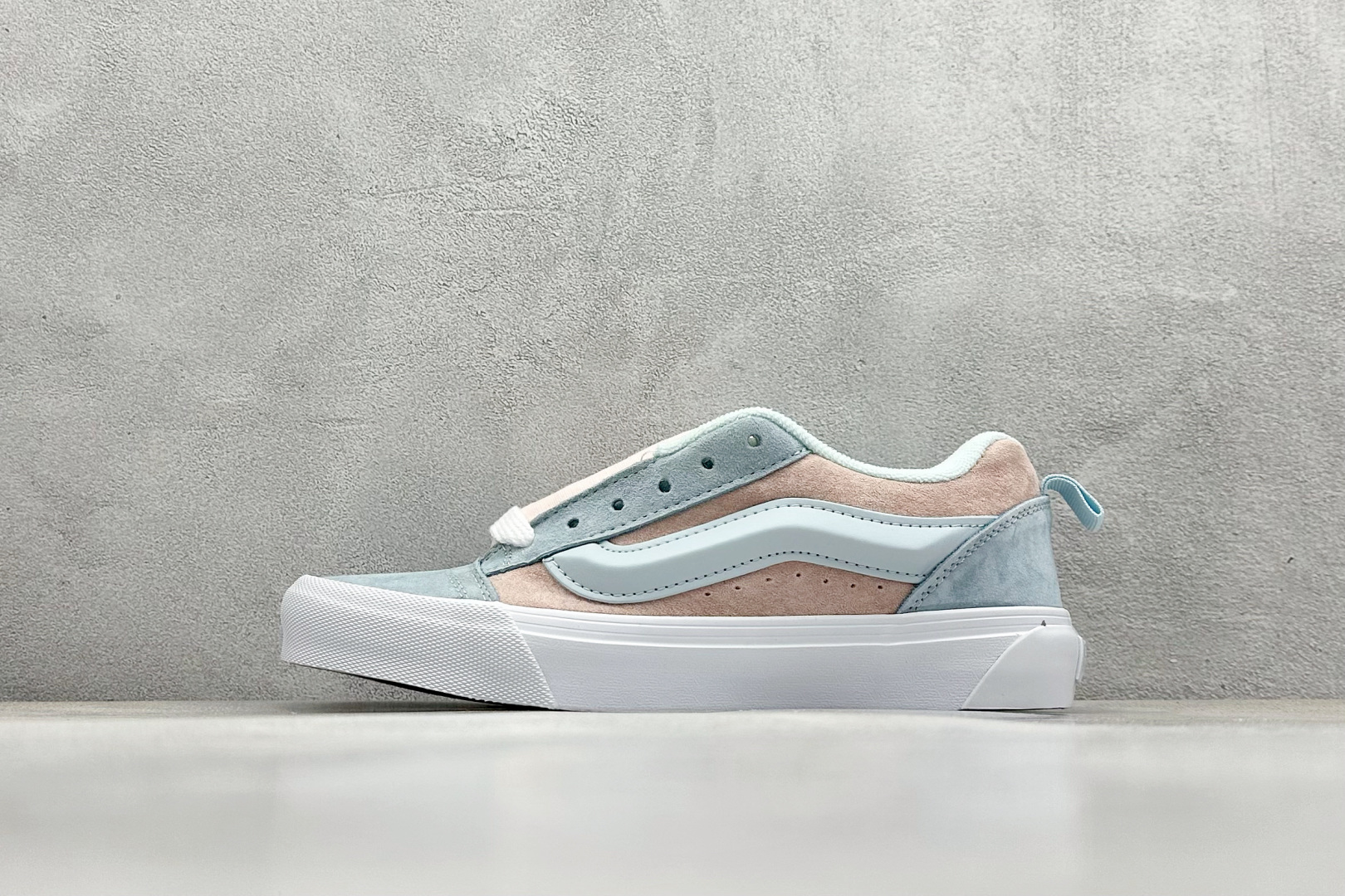  
Vans Knu Skool 粉蓝
官方新款 复古休闲胖胖面包鞋
肥胖版大LOGO原版全皮猪八面料
