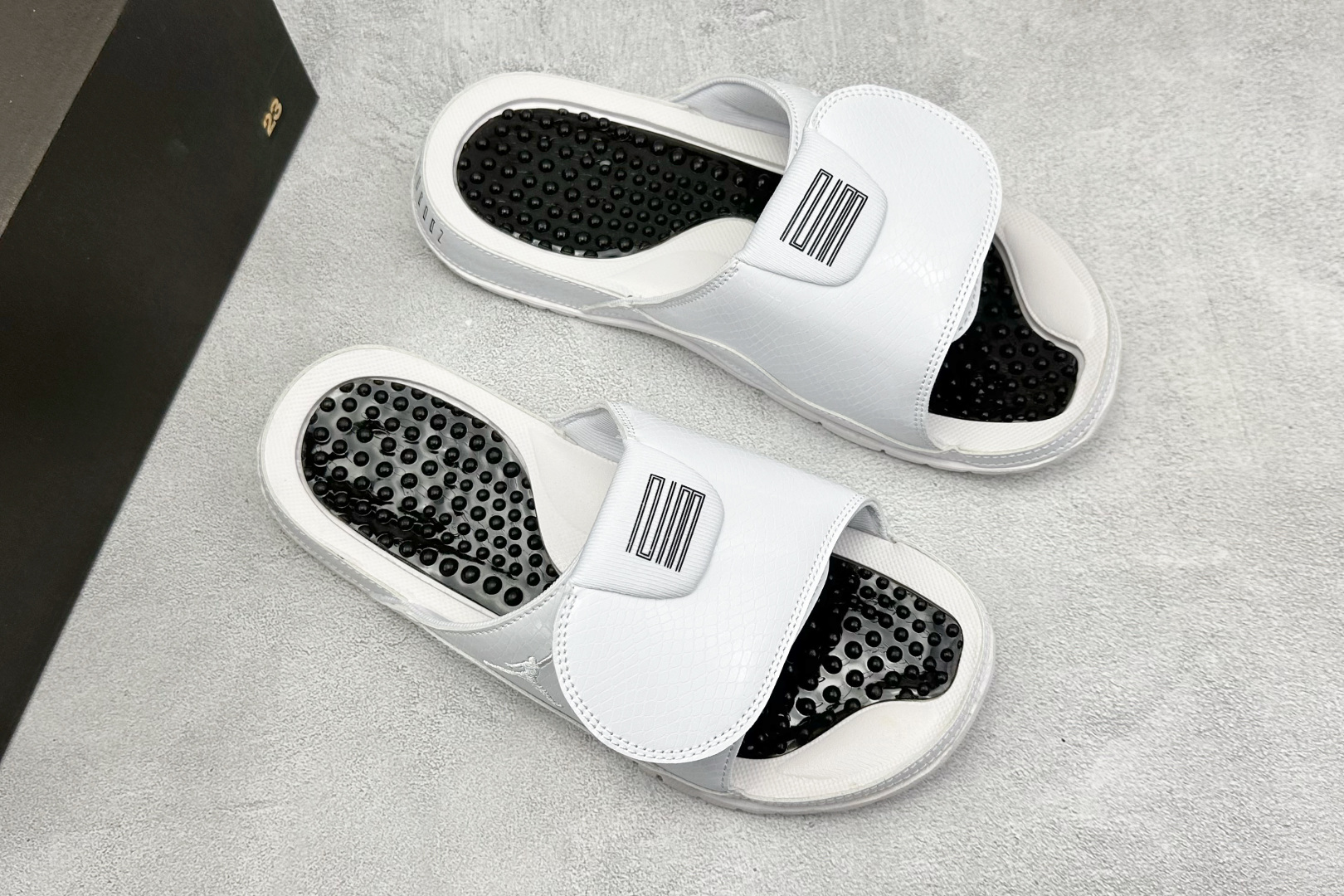  
Air Jordan 11 Hydro 时尚魔术贴拖鞋
#采用传奇鞋款外观设计 搭配按摩效果鞋垫 在
