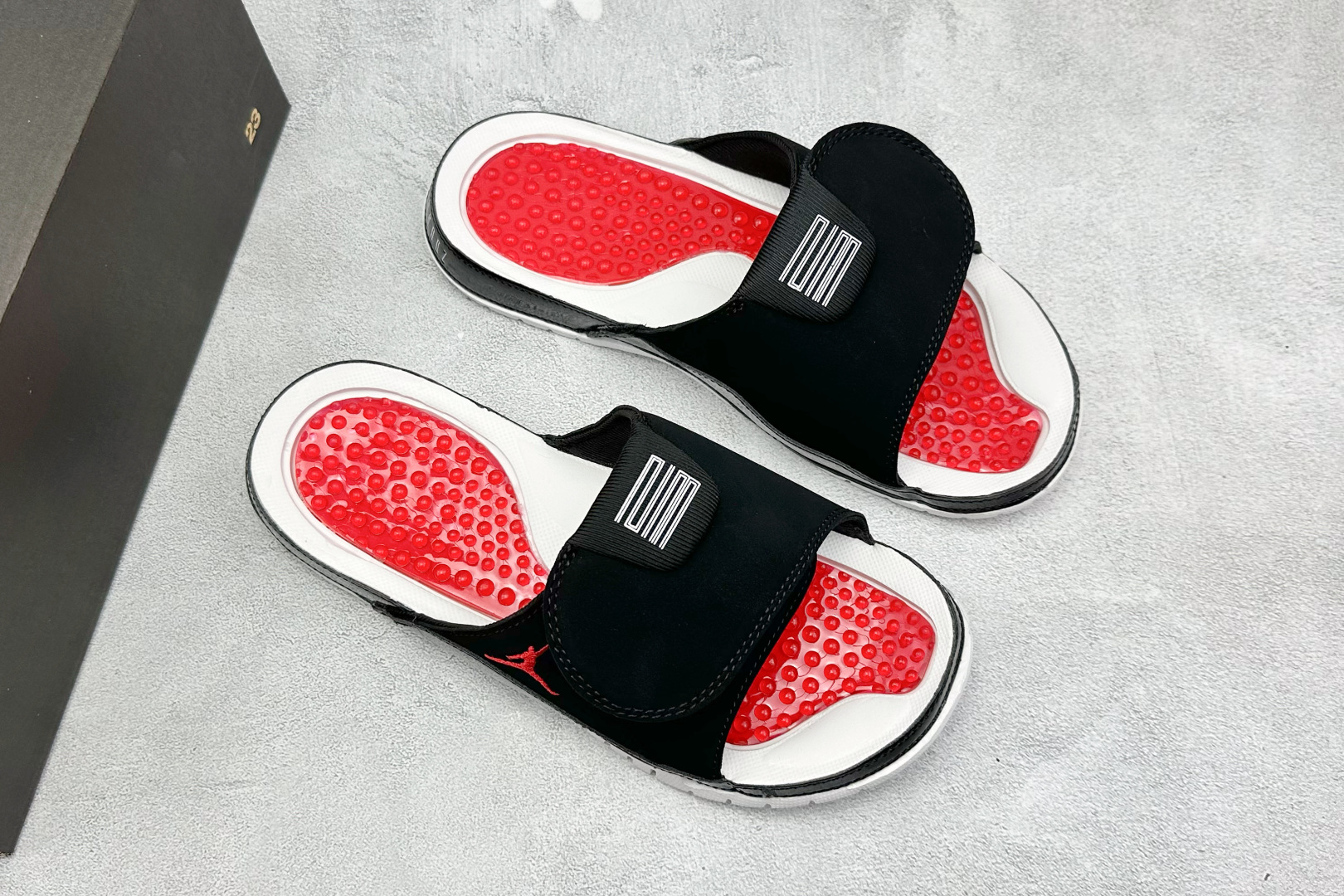  
Air Jordan 11 Hydro 时尚魔术贴拖鞋
#采用传奇鞋款外观设计 搭配按摩效果鞋垫 在