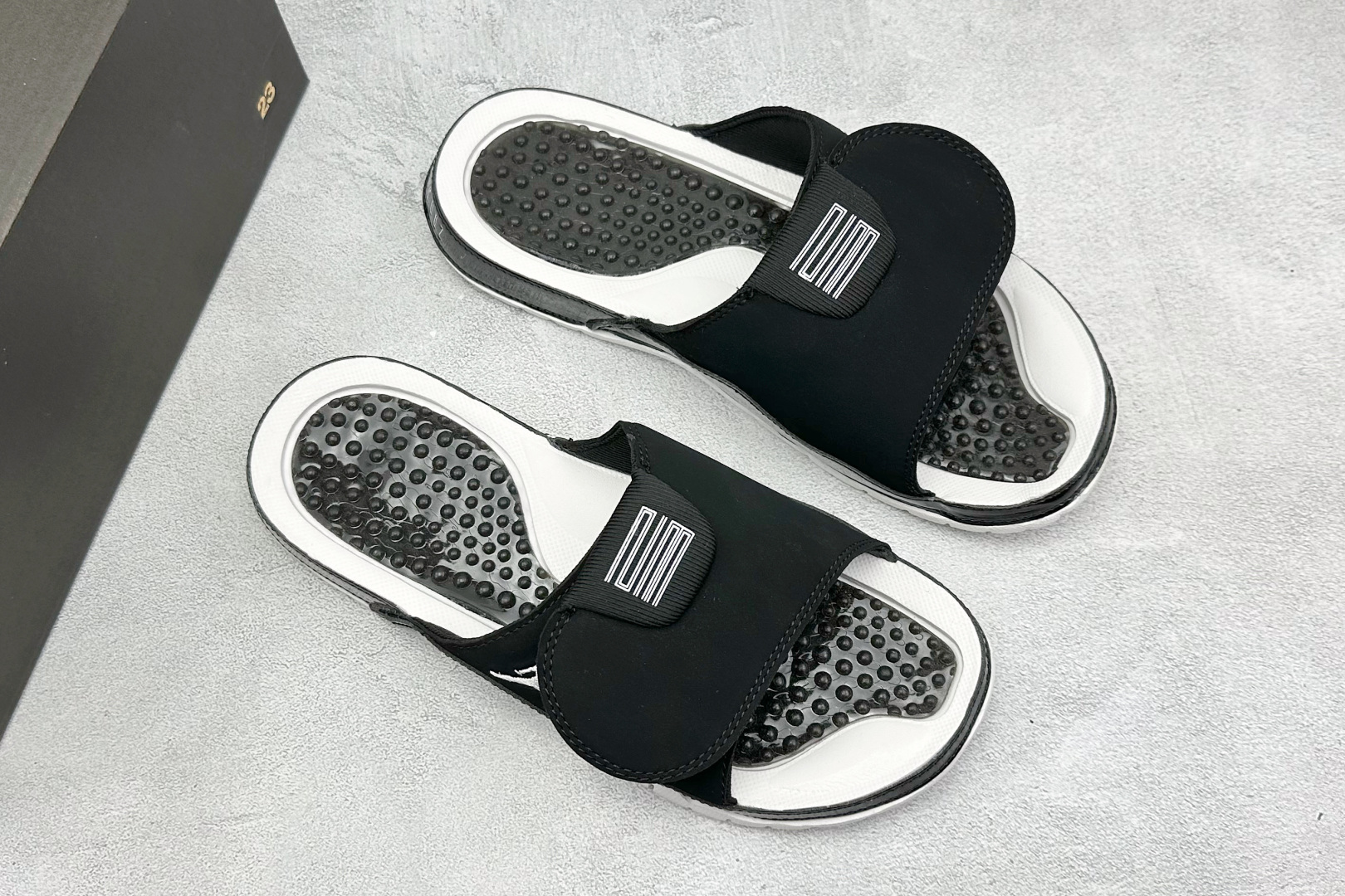  
Air Jordan 11 Hydro 时尚魔术贴拖鞋
#采用传奇鞋款外观设计 搭配按摩效果鞋垫 在