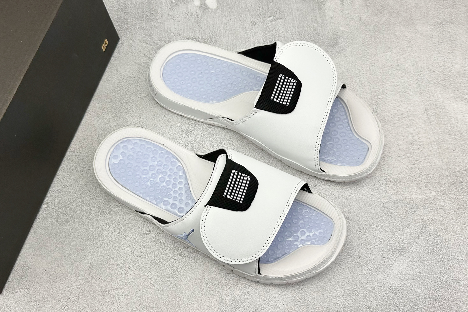  
Air Jordan 11 Hydro 时尚魔术贴拖鞋
#采用传奇鞋款外观设计 搭配按摩效果鞋垫 在