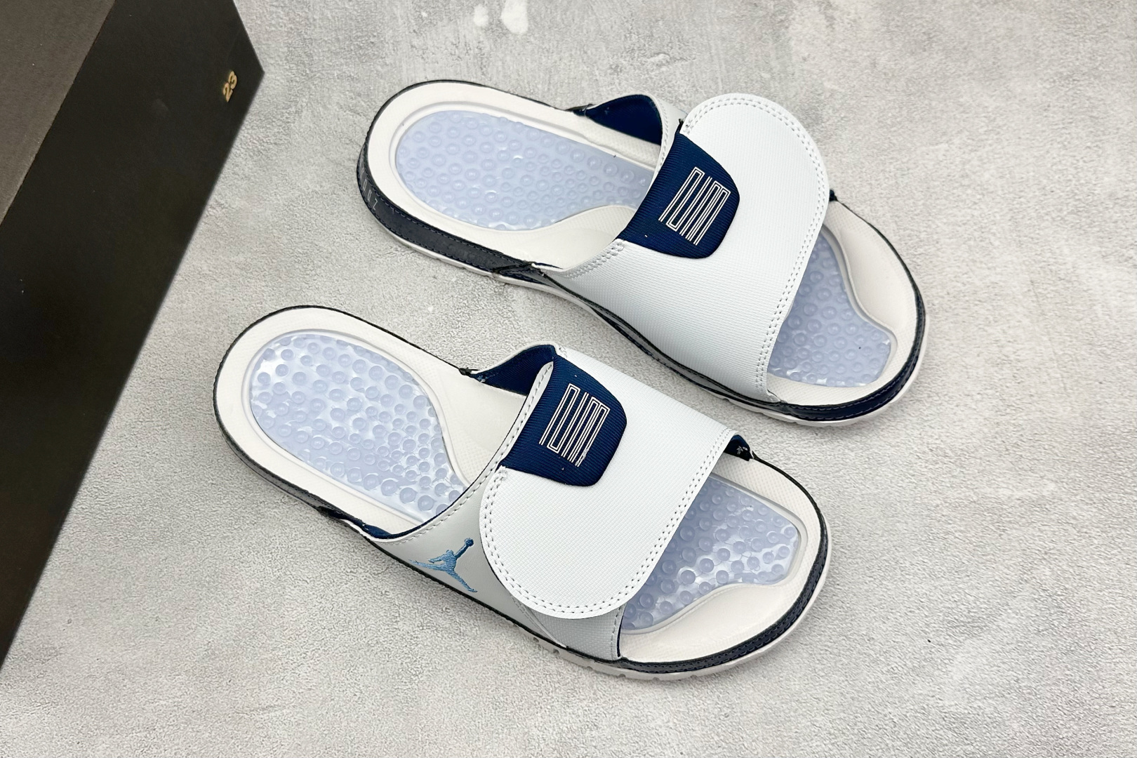  
Air Jordan 11 Hydro 时尚魔术贴拖鞋
#采用传奇鞋款外观设计 搭配按摩效果鞋垫 在