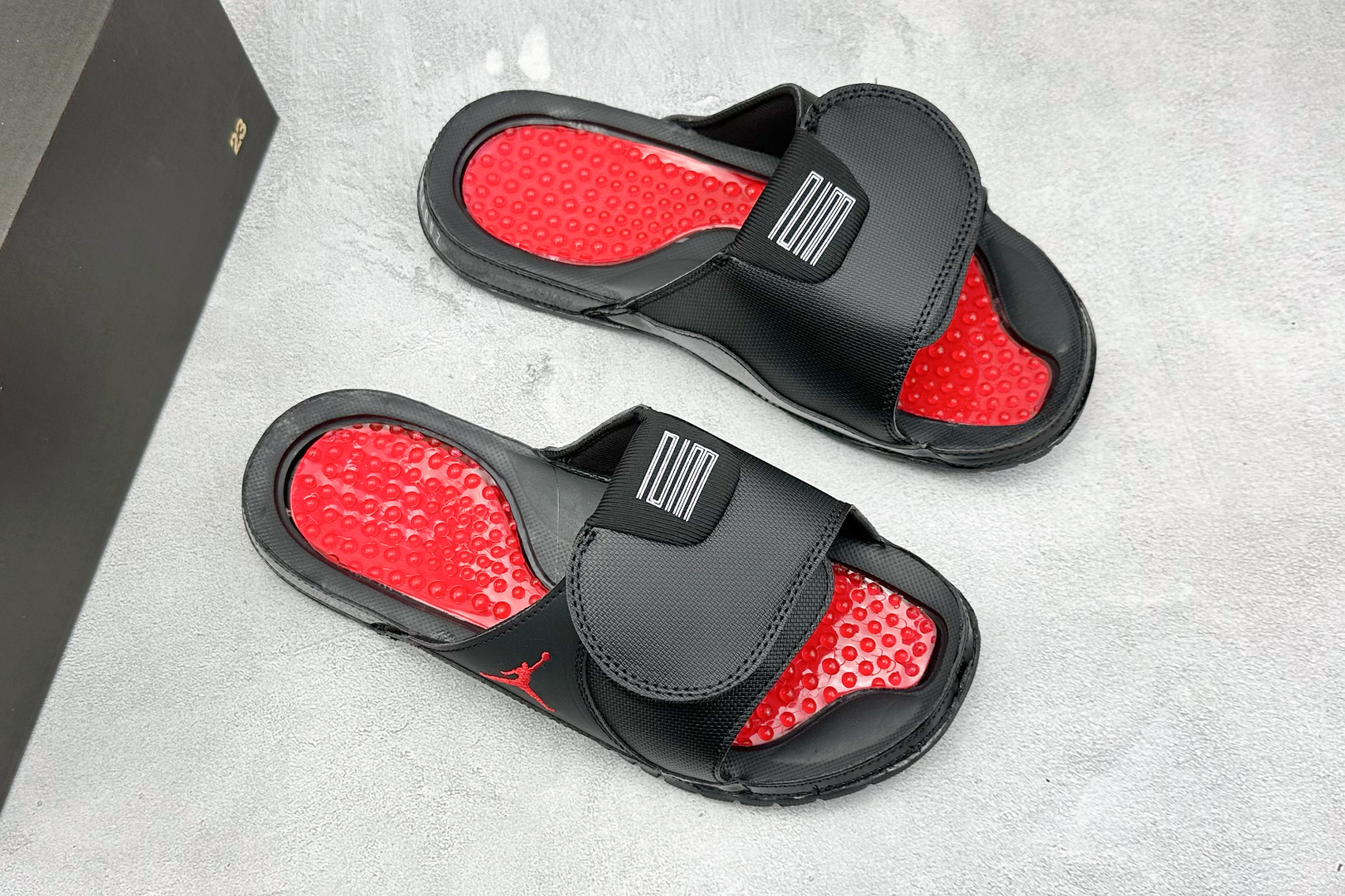  
Air Jordan 11 Hydro 时尚魔术贴拖鞋
#采用传奇鞋款外观设计 搭配按摩效果鞋垫 在