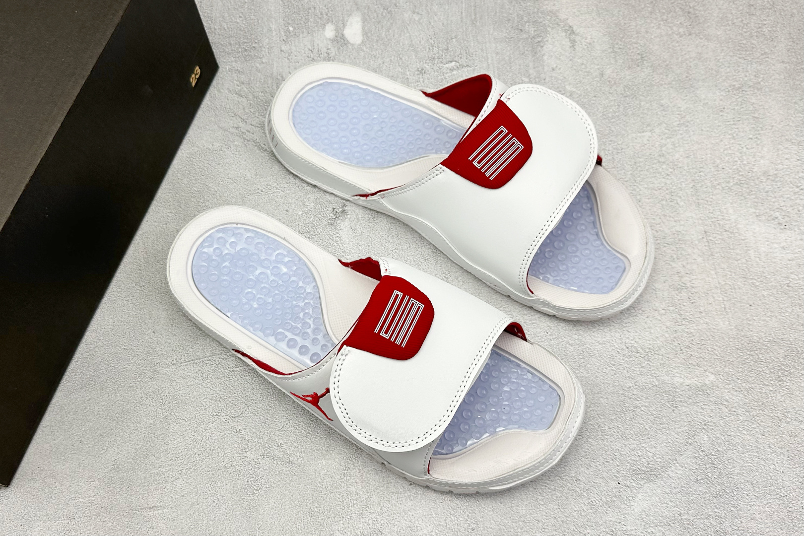  
Air Jordan 11 Hydro 时尚魔术贴拖鞋
#采用传奇鞋款外观设计 搭配按摩效果鞋垫 在