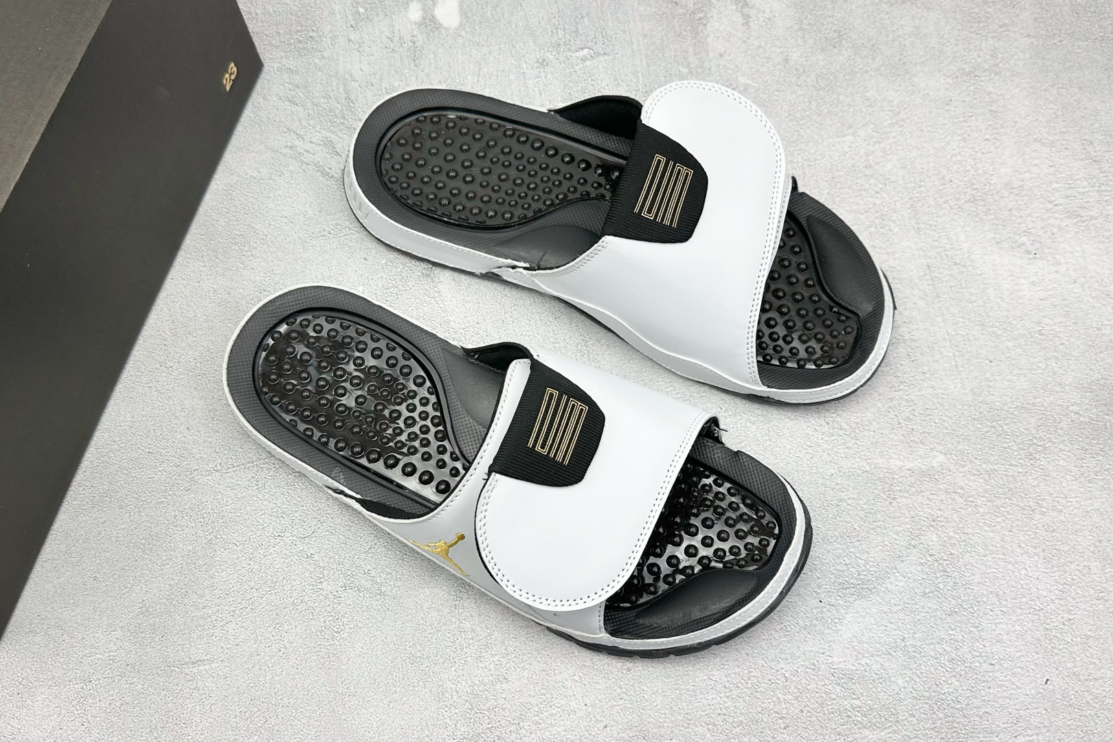  
Air Jordan 11 Hydro 时尚魔术贴拖鞋
#采用传奇鞋款外观设计 搭配按摩效果鞋垫 在