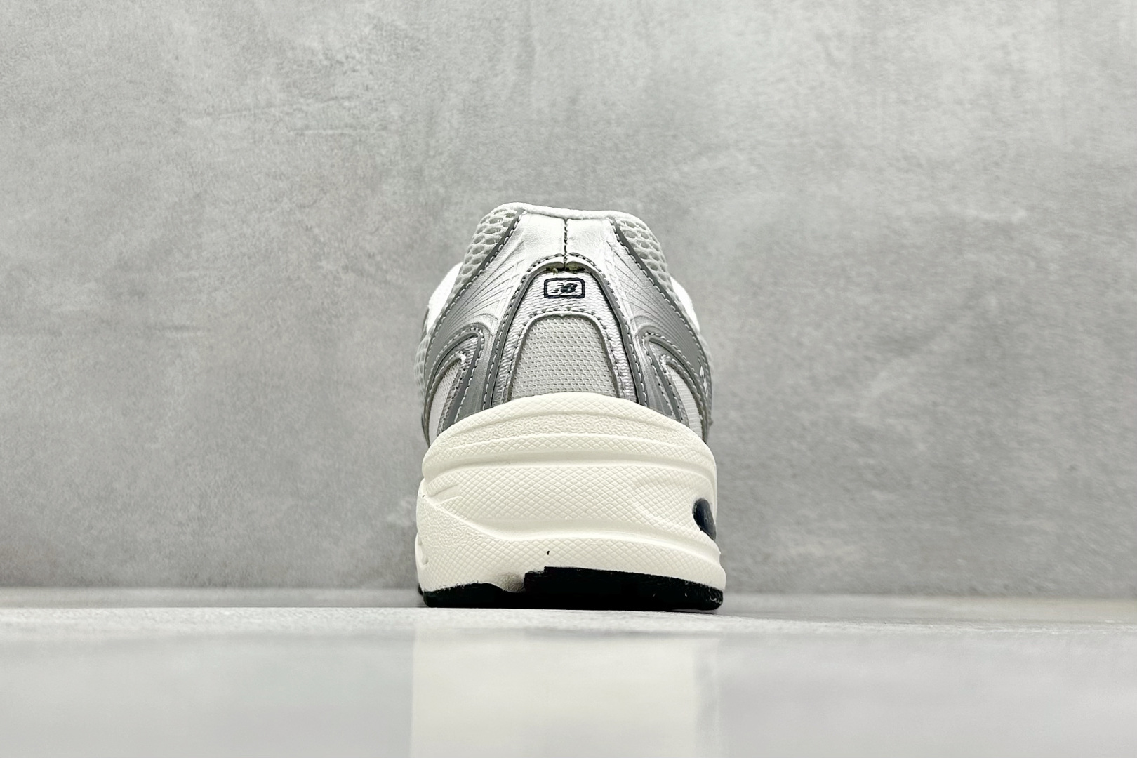  
A版 New Balance NB740 轻便复古休闲运动跑步鞋
全鞋身以网格布作为基地，在细节部分