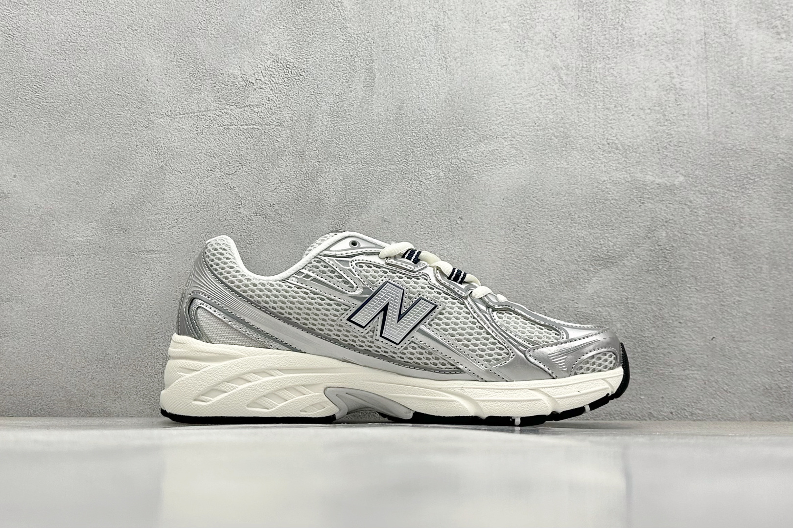  
A版 New Balance NB740 轻便复古休闲运动跑步鞋
全鞋身以网格布作为基地，在细节部分