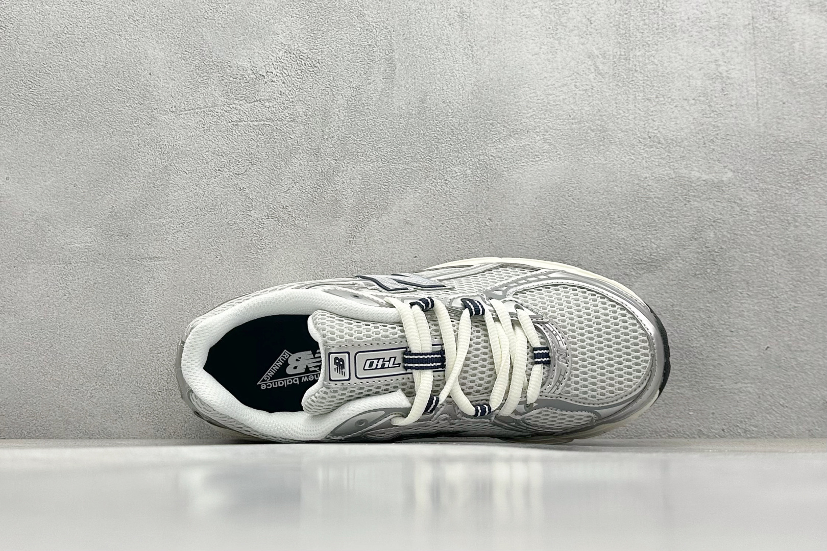  
A版 New Balance NB740 轻便复古休闲运动跑步鞋
全鞋身以网格布作为基地，在细节部分