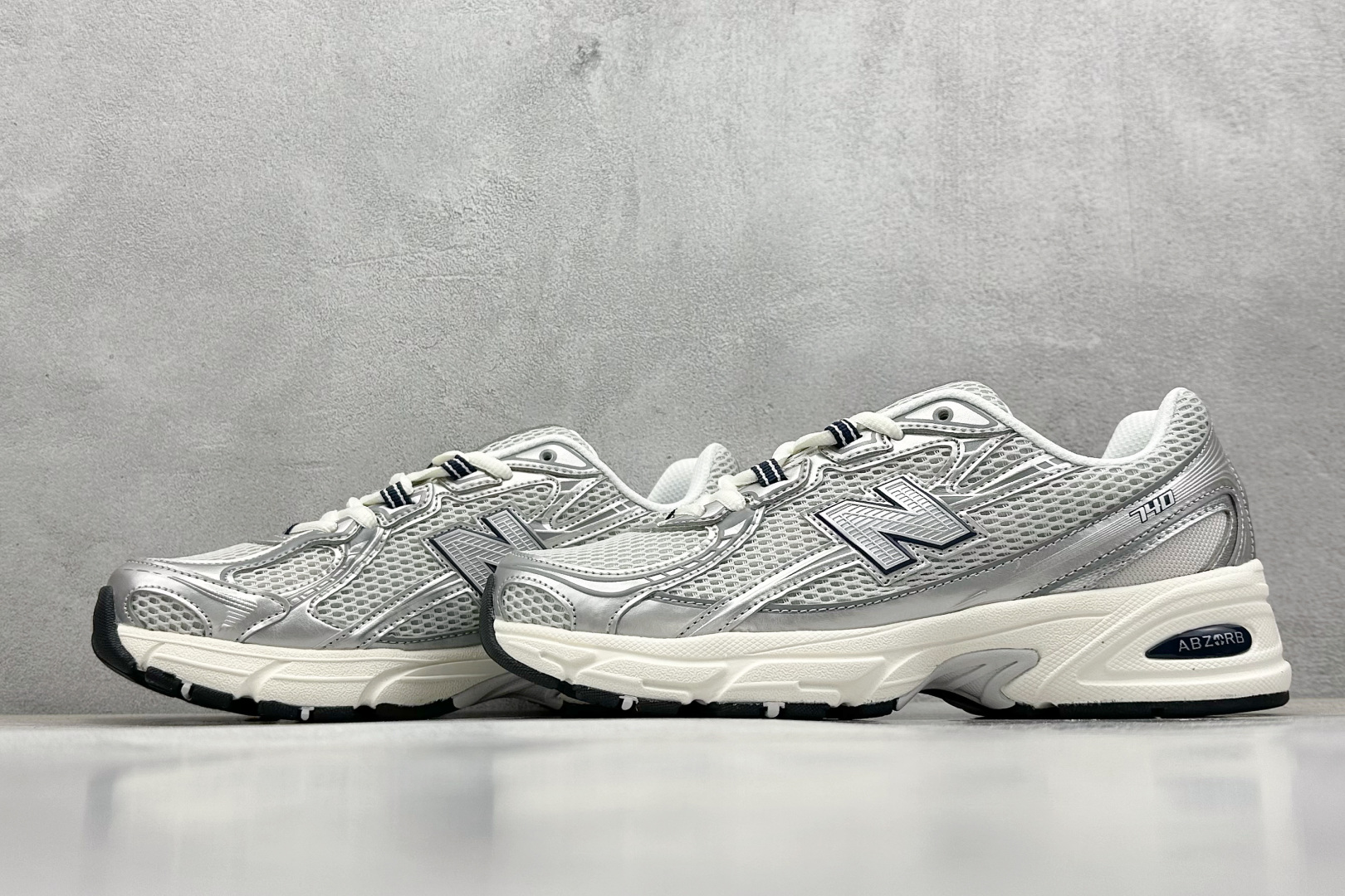  
A版 New Balance NB740 轻便复古休闲运动跑步鞋
全鞋身以网格布作为基地，在细节部分