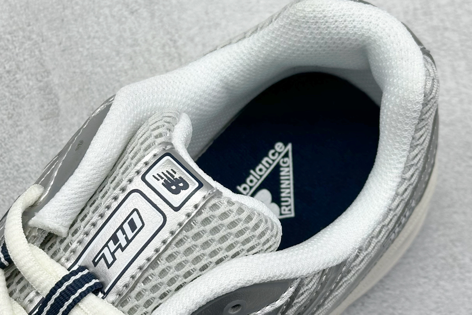 
A版 New Balance NB740 轻便复古休闲运动跑步鞋
全鞋身以网格布作为基地，在细节部分