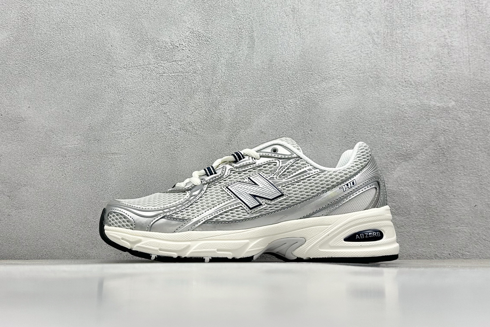  
A版 New Balance NB740 轻便复古休闲运动跑步鞋
全鞋身以网格布作为基地，在细节部分