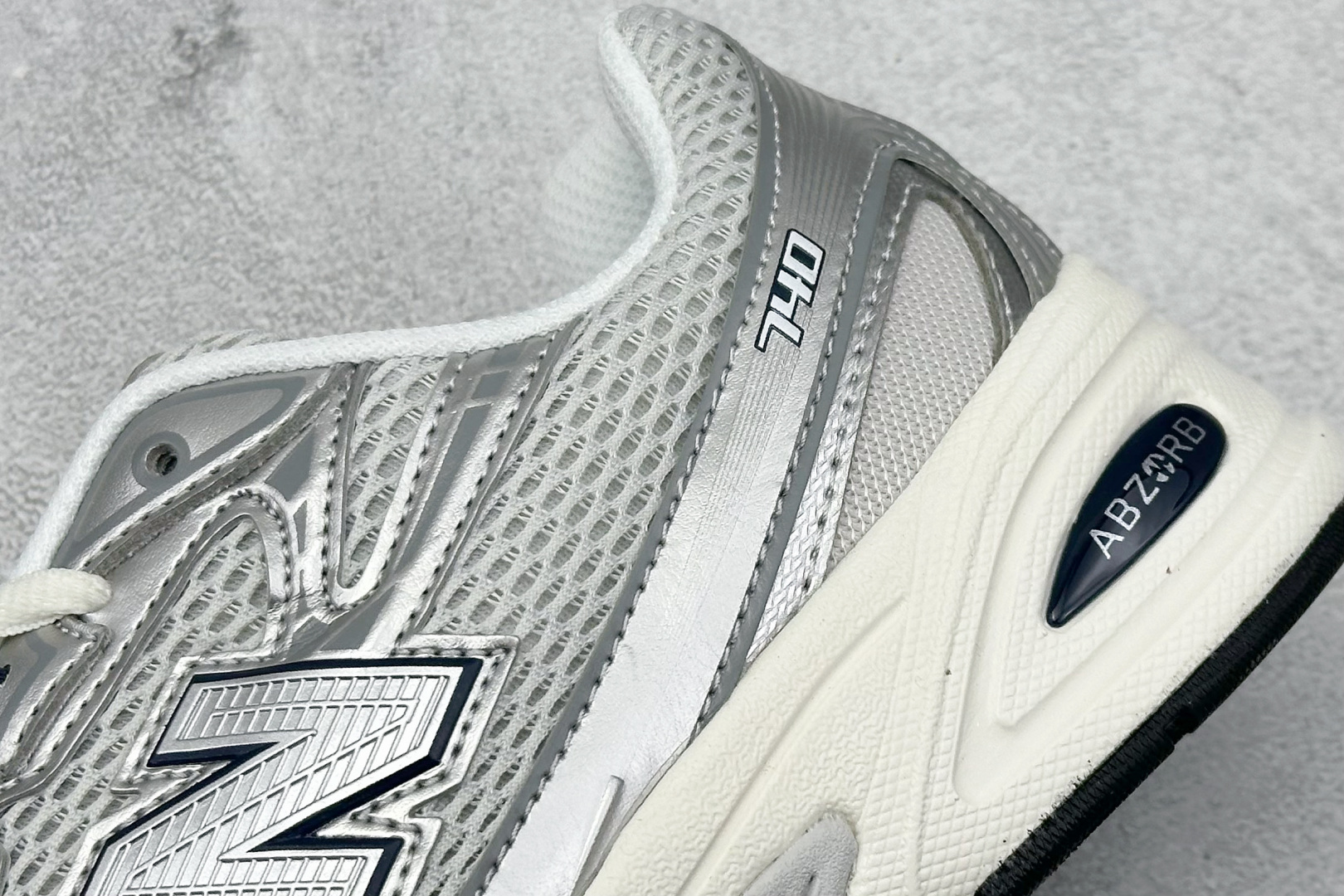  
A版 New Balance NB740 轻便复古休闲运动跑步鞋
全鞋身以网格布作为基地，在细节部分