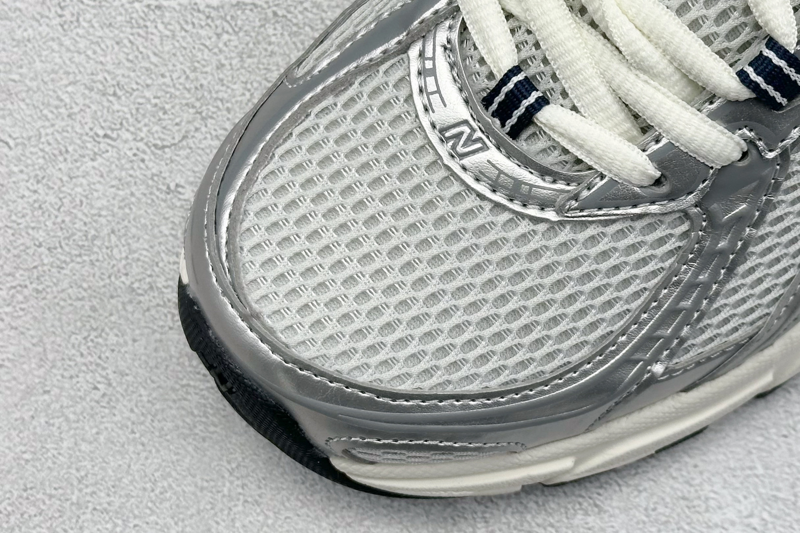 
A版 New Balance NB740 轻便复古休闲运动跑步鞋
全鞋身以网格布作为基地，在细节部分