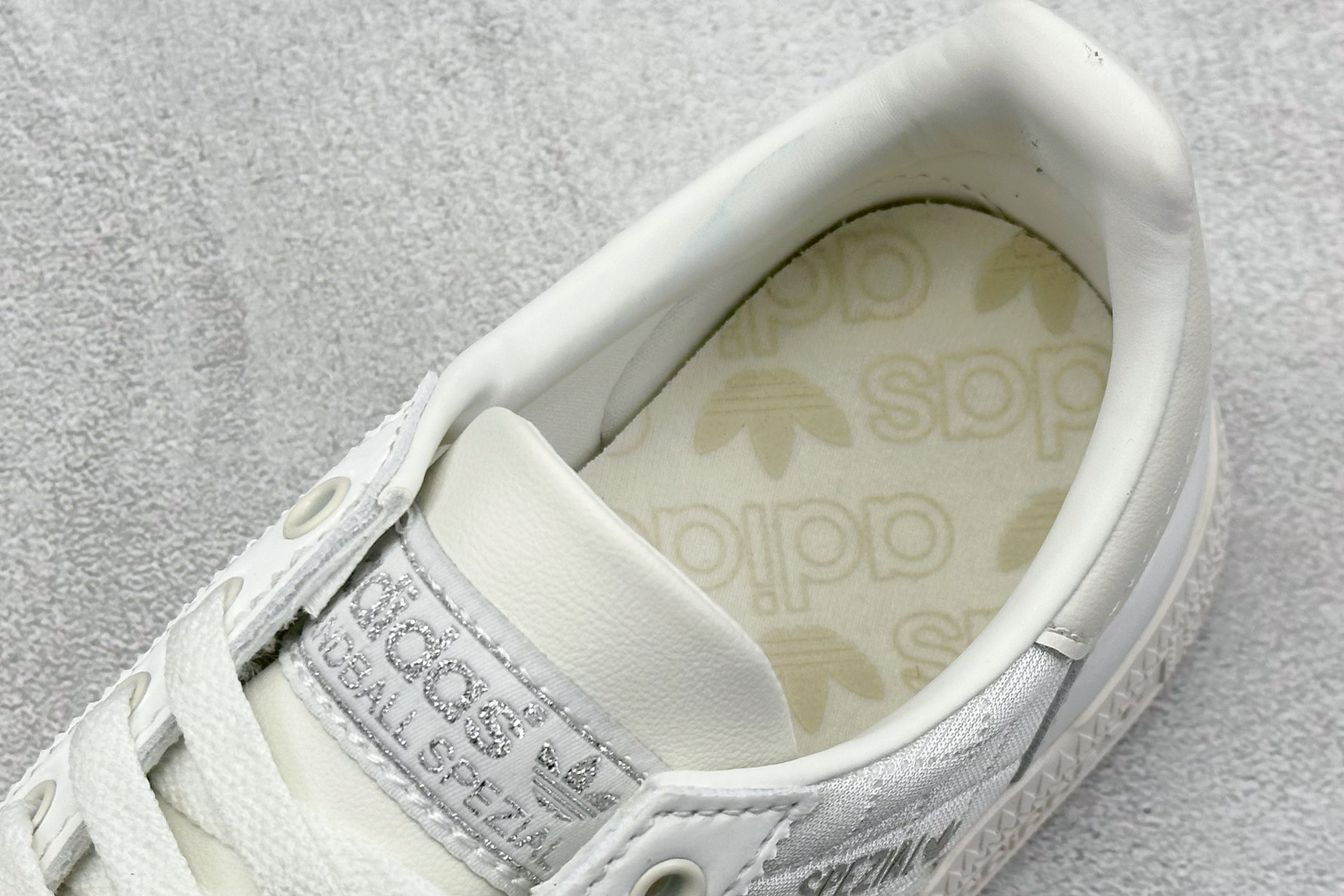  
AD originals Samba Handball Spezial
此款以简约大方的造型设计，给