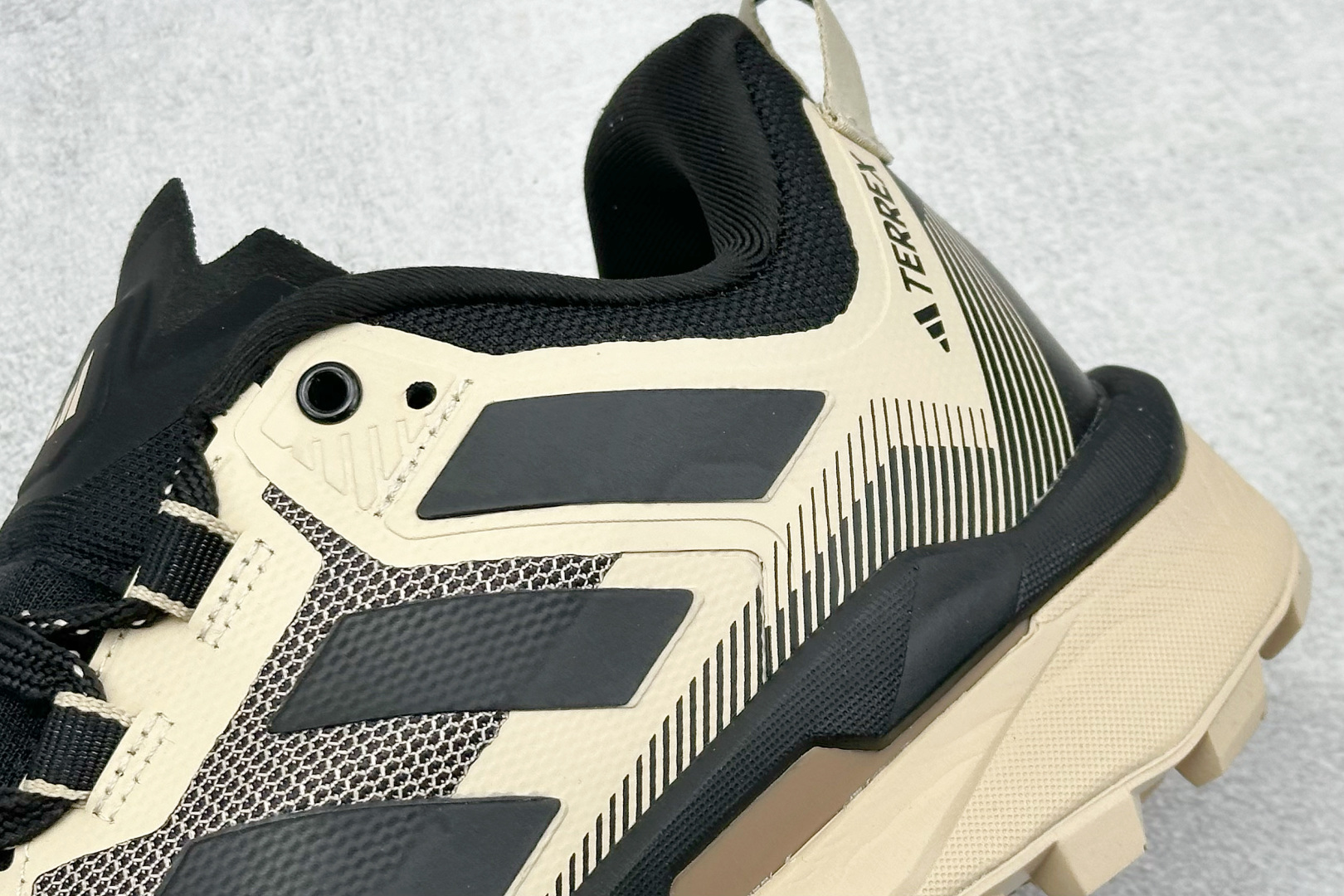  
Adidas TERREX SKYCHASER TECH GTX 
阿迪GTX 运动网面透气跑鞋 
