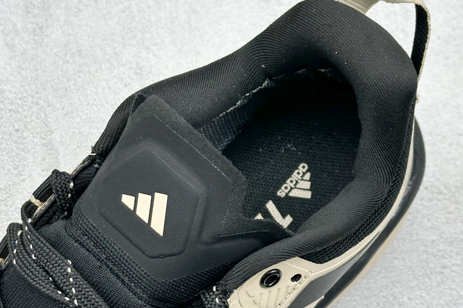  
Adidas TERREX SKYCHASER TECH GTX 
阿迪GTX 运动网面透气跑鞋 

