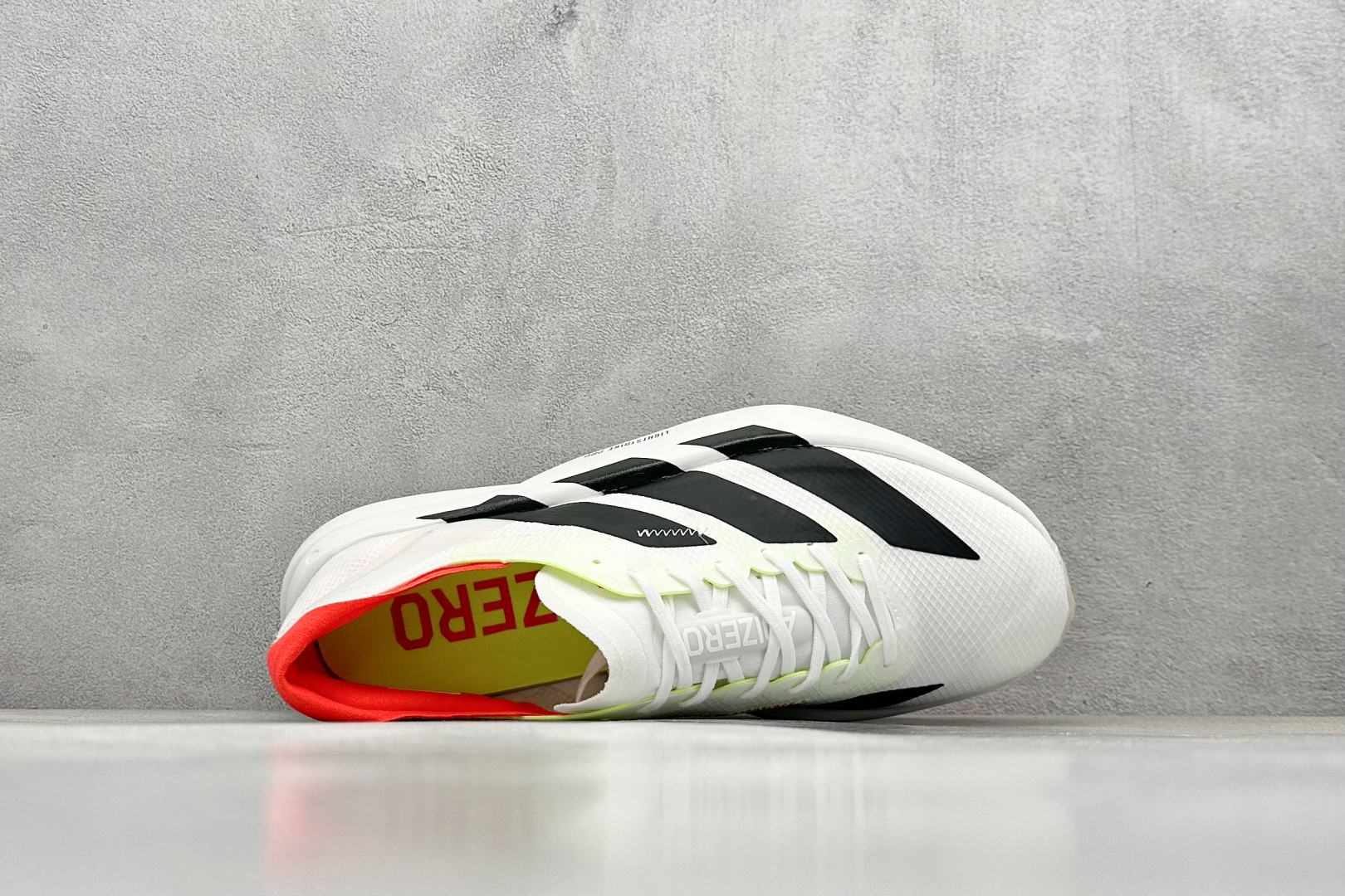 
AD Adizero Adios 4 M轻盈跑鞋
耐磨减震专业跑步鞋 
冲向目标，一路向前，不断挑战