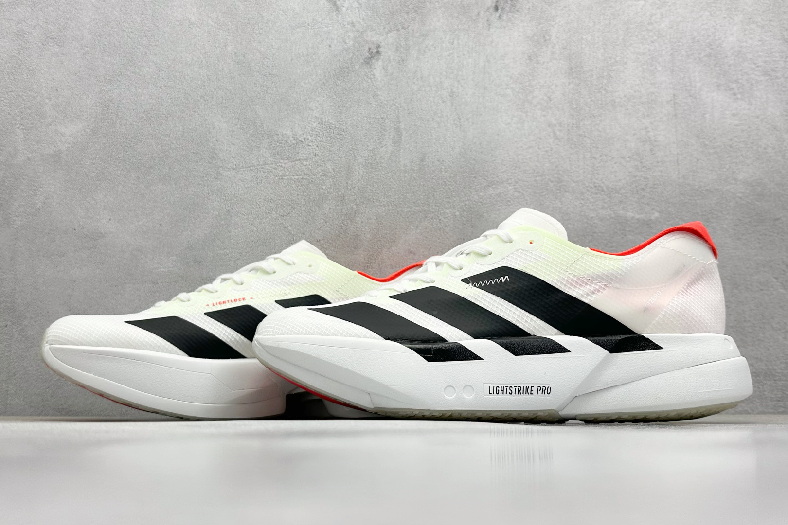  
AD Adizero Adios 4 M轻盈跑鞋
耐磨减震专业跑步鞋 
冲向目标，一路向前，不断挑战