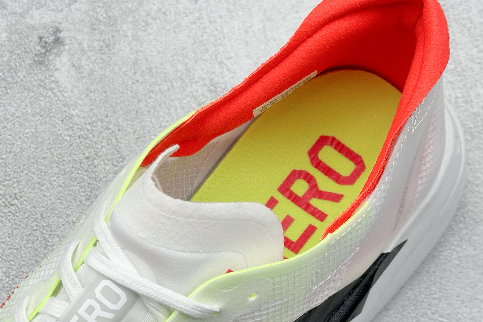  
AD Adizero Adios 4 M轻盈跑鞋
耐磨减震专业跑步鞋 
冲向目标，一路向前，不断挑战